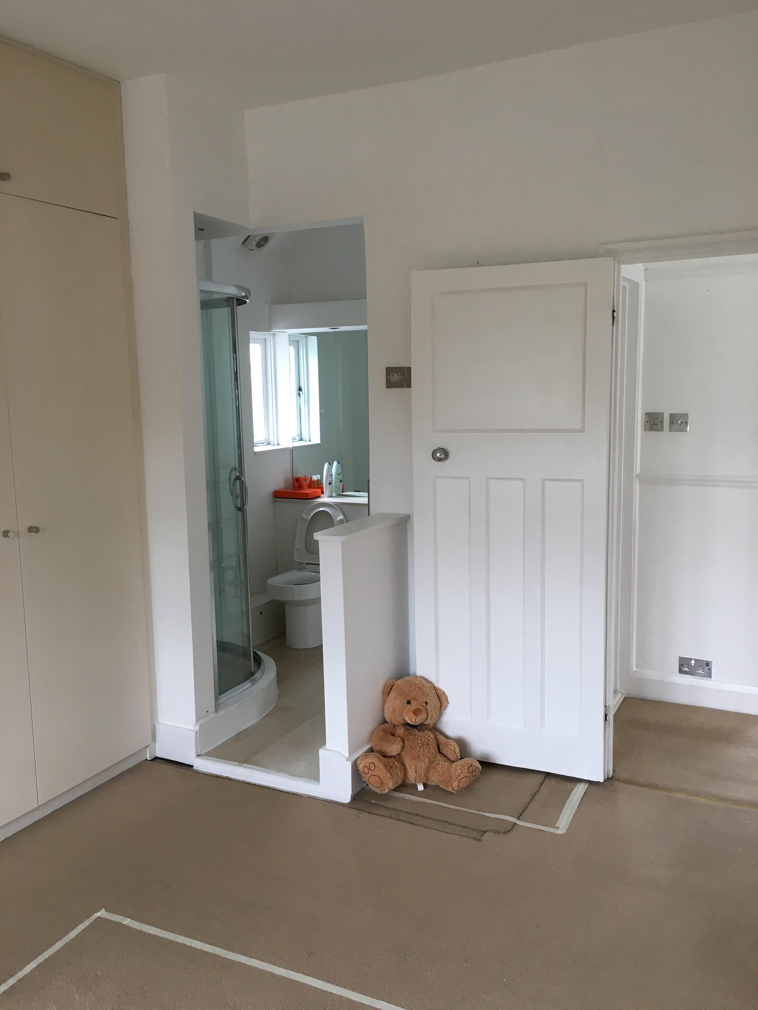 The bathroom at my new house has no door r/mildlyinteresting