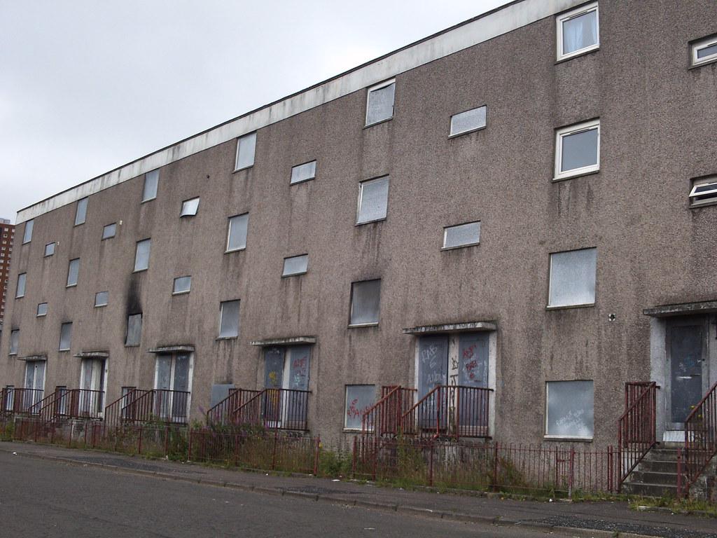 Old social housing project in Lyndale Place, Glasgow, Scotland. r/UrbanHell