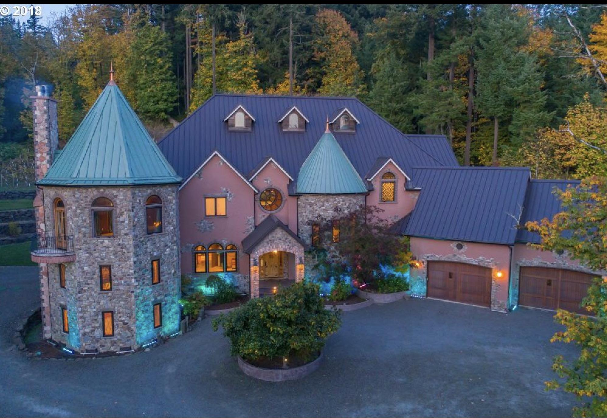 to Blackberry Castle, for sale for now 5 years. r/McMansionHell