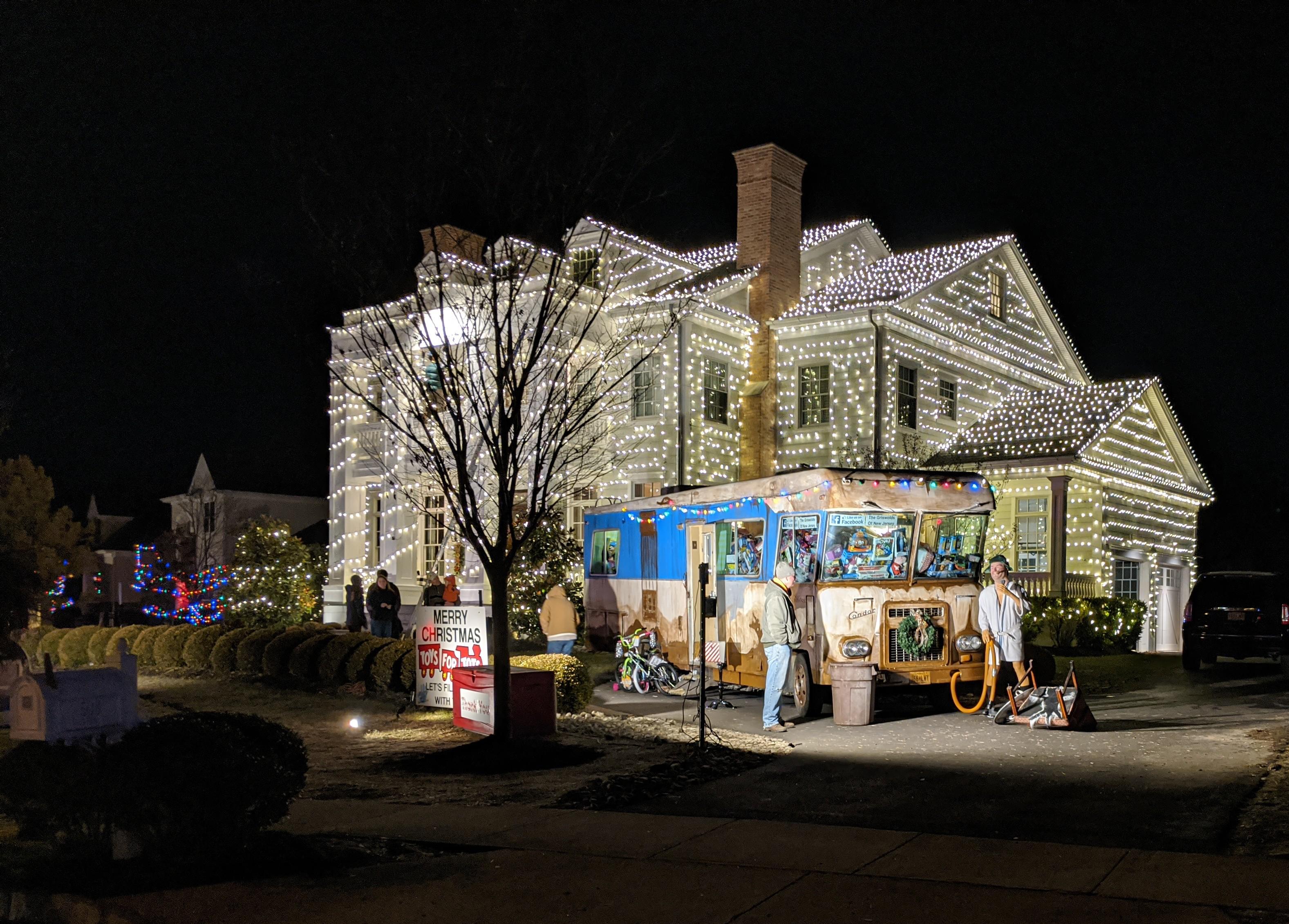 This house that tried to recreate the Griswold's house from National