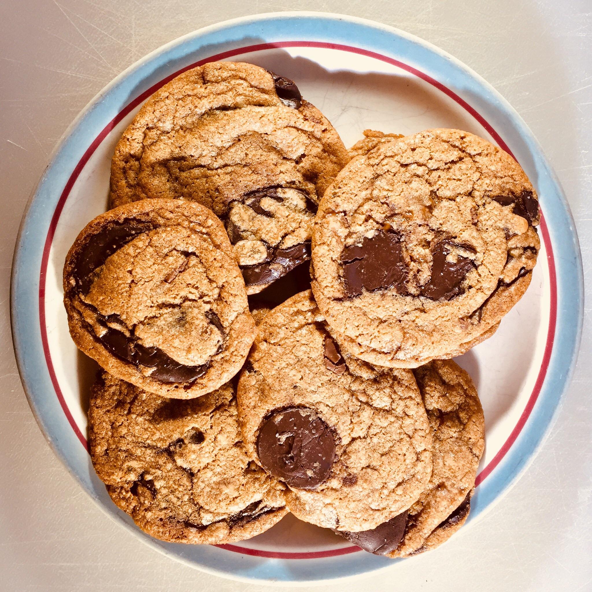 Brown Butter and Toffee Chocolate Chip Cookies [2304x2304][OC] r/FoodPorn