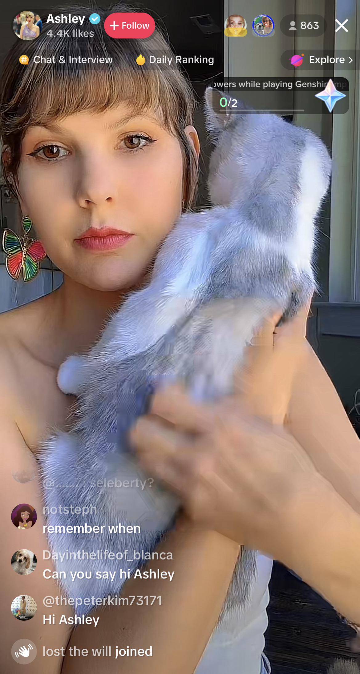 Why does she pet her cats like this? r/AshleyLeechinSnark