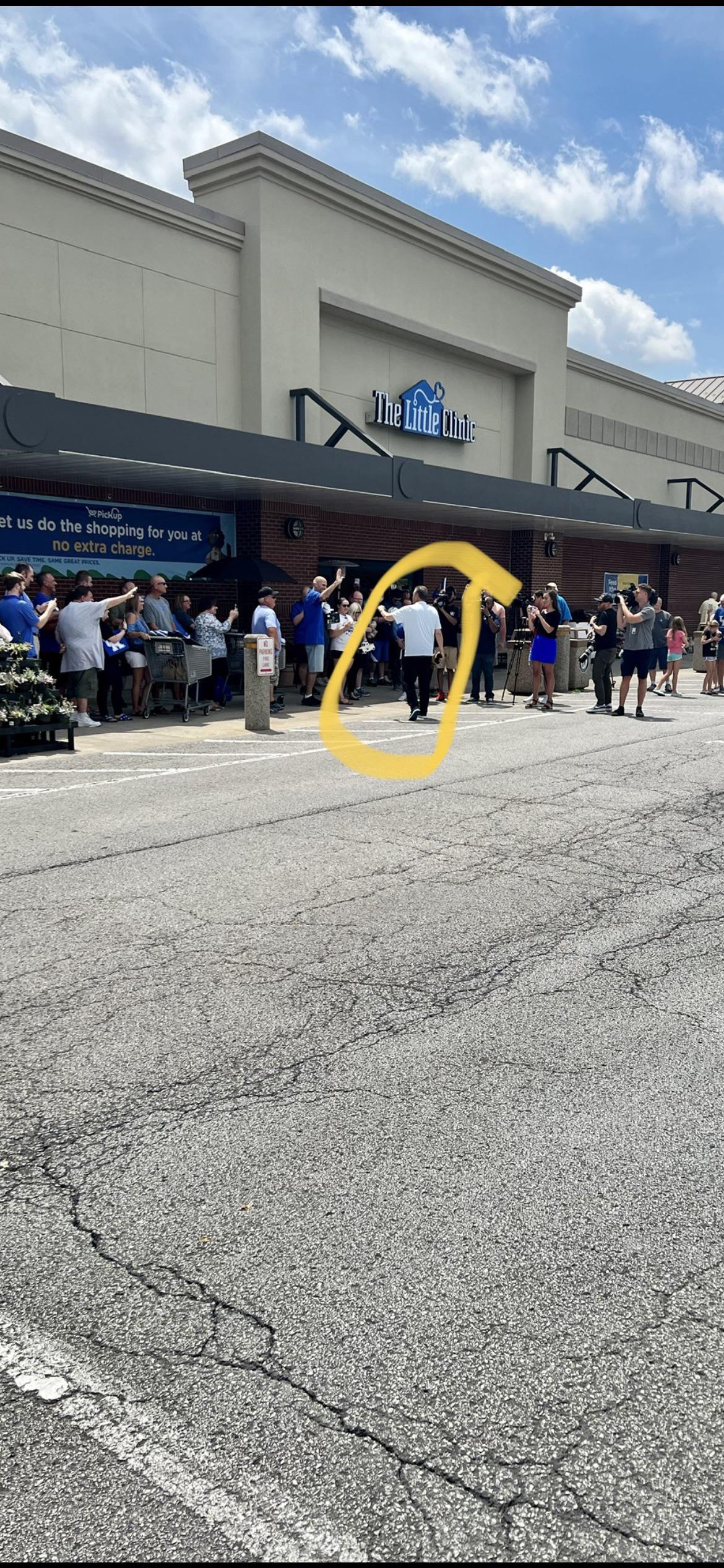 JOHN CALIPARI Kroger Lagrange rd 👌👌it’s HOT HOT r/Louisville