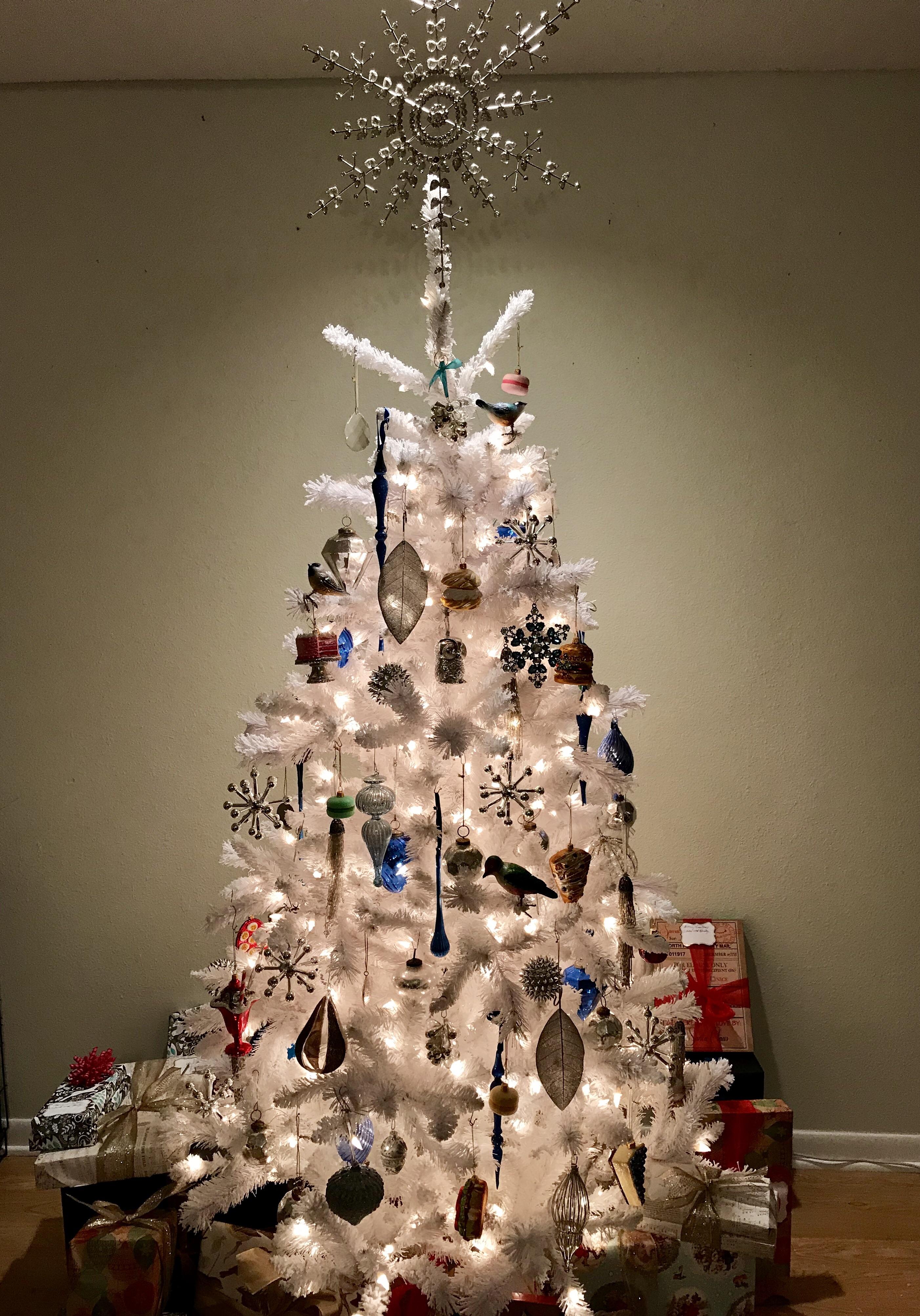 I wish I could keep this up all year long. r/christmas