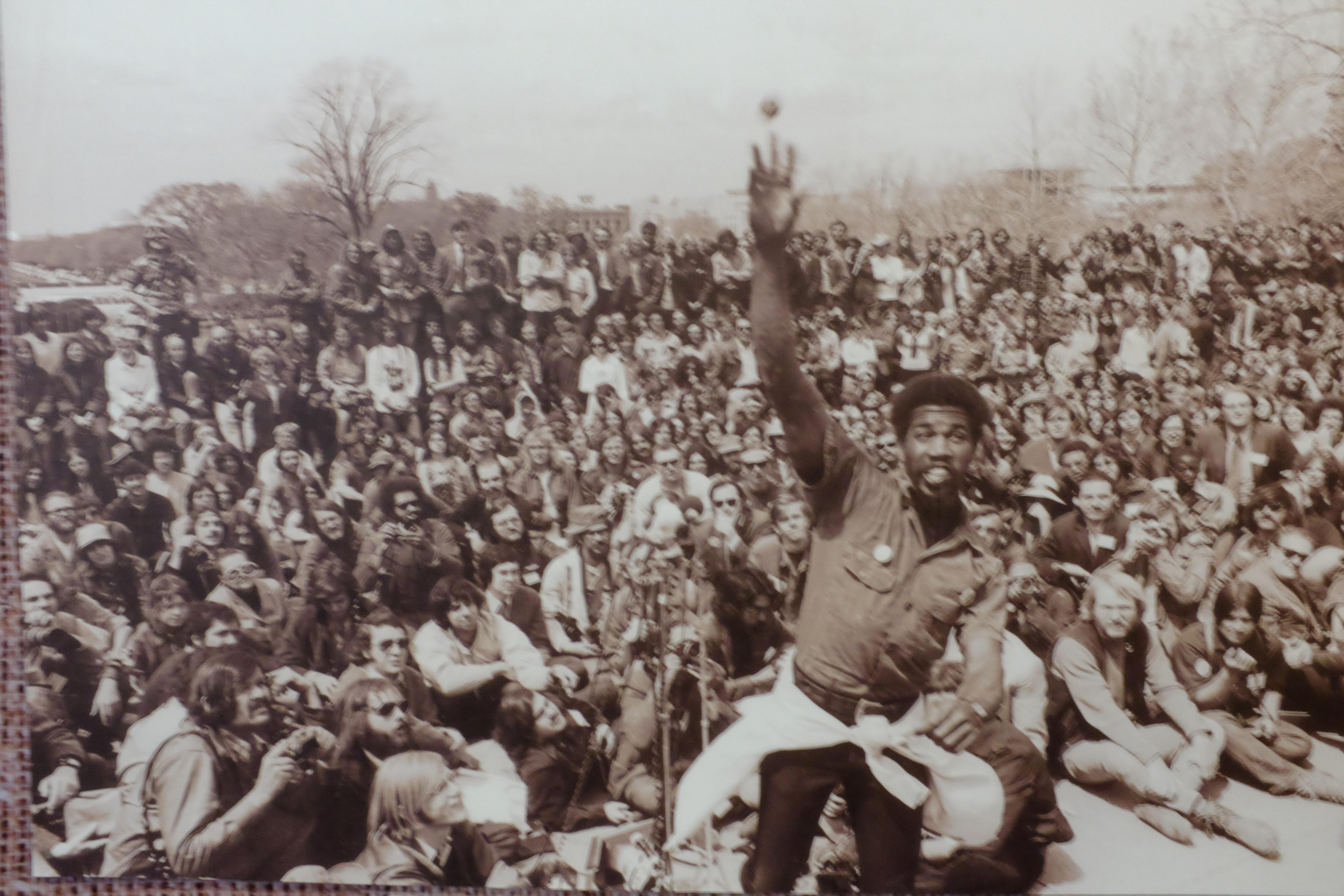800 U.S. veterans tossing their medals and ribbons onto the steps of