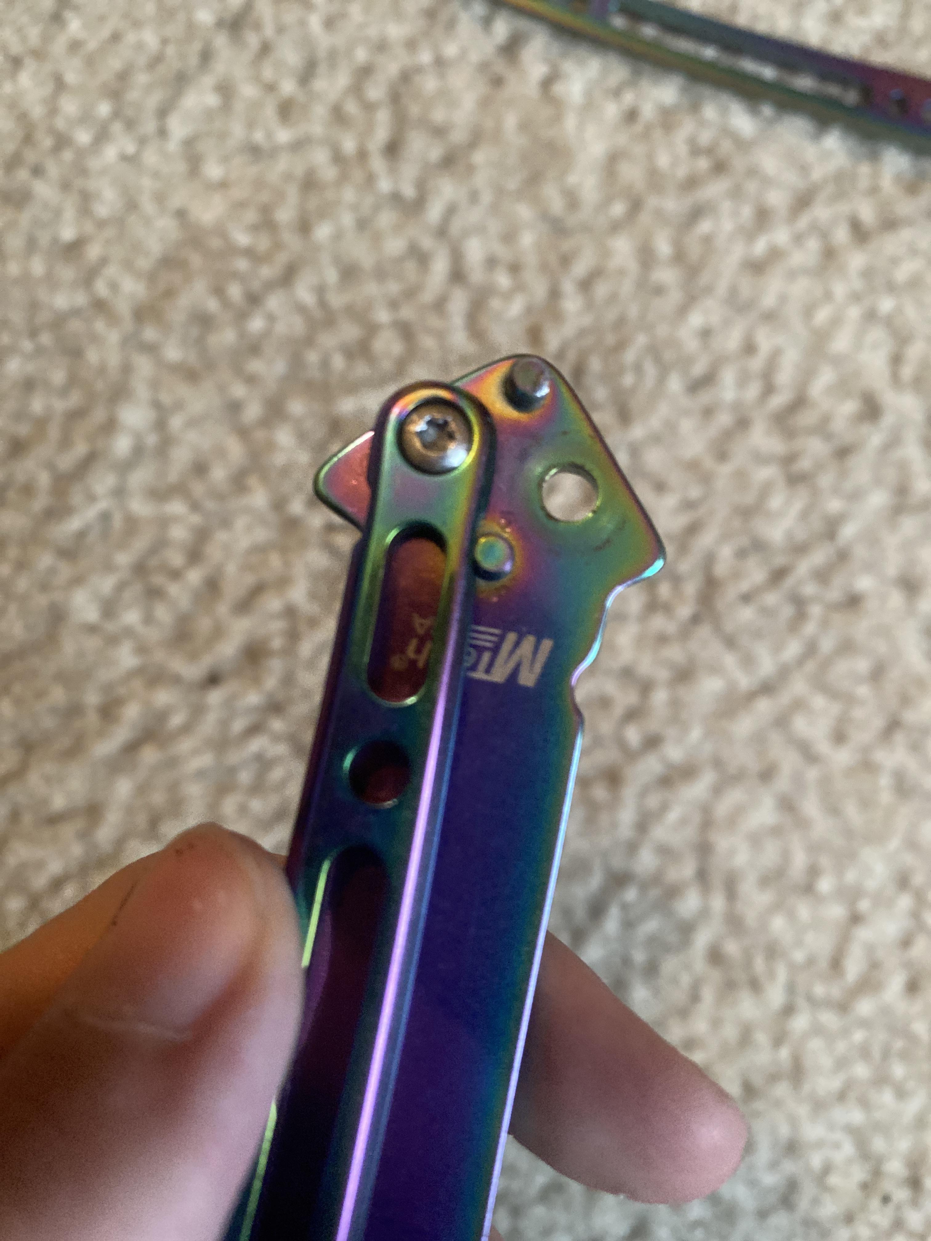 I need help with this balisong screw and it just keeps on spinning and