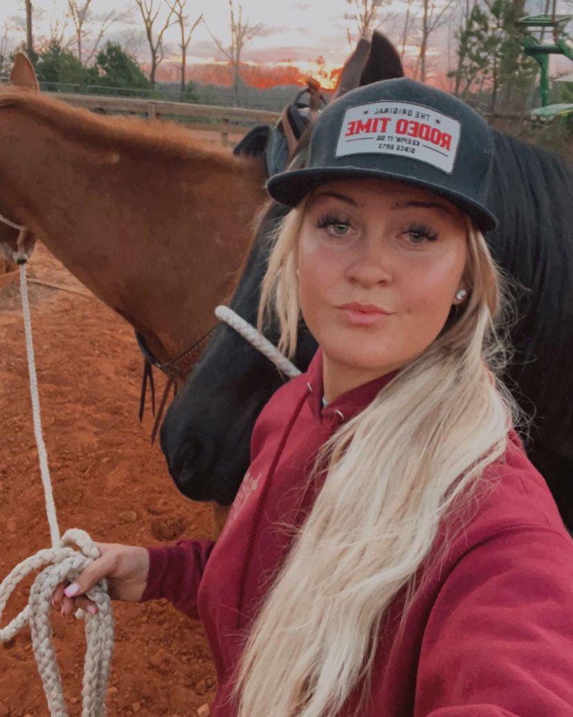 Horse girl (iutr) r/IRLgirls