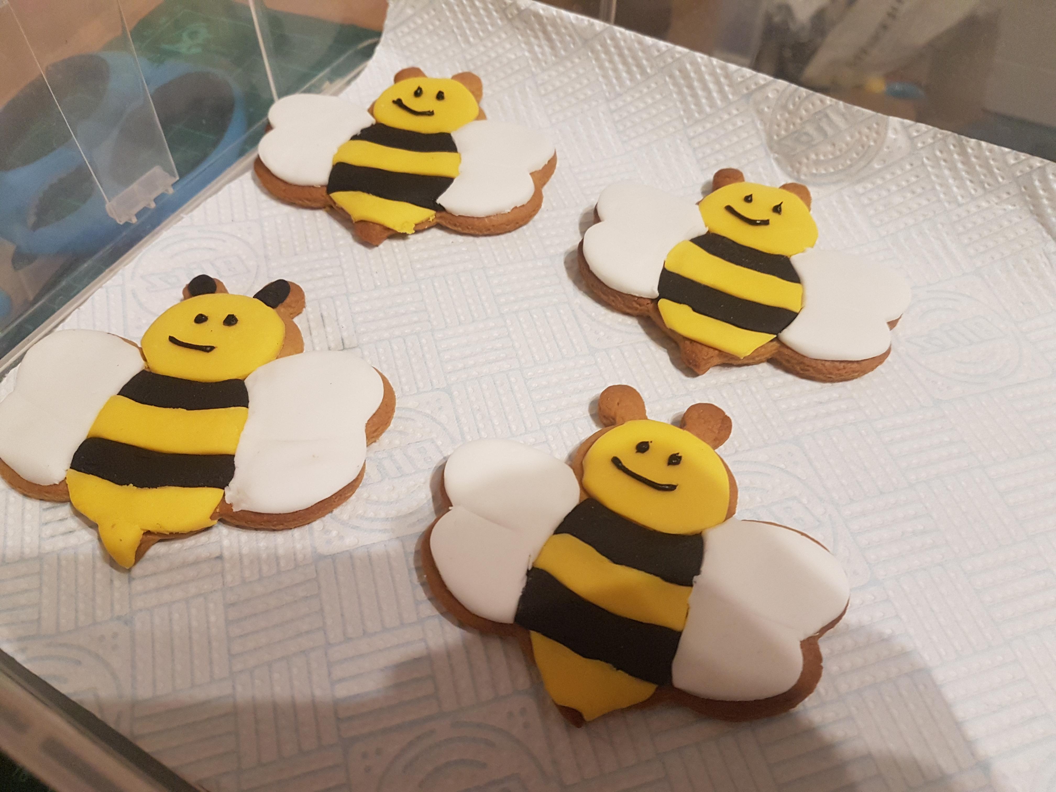 41 Hilarious Baby Shower Bee Puns Punstoppable 🛑