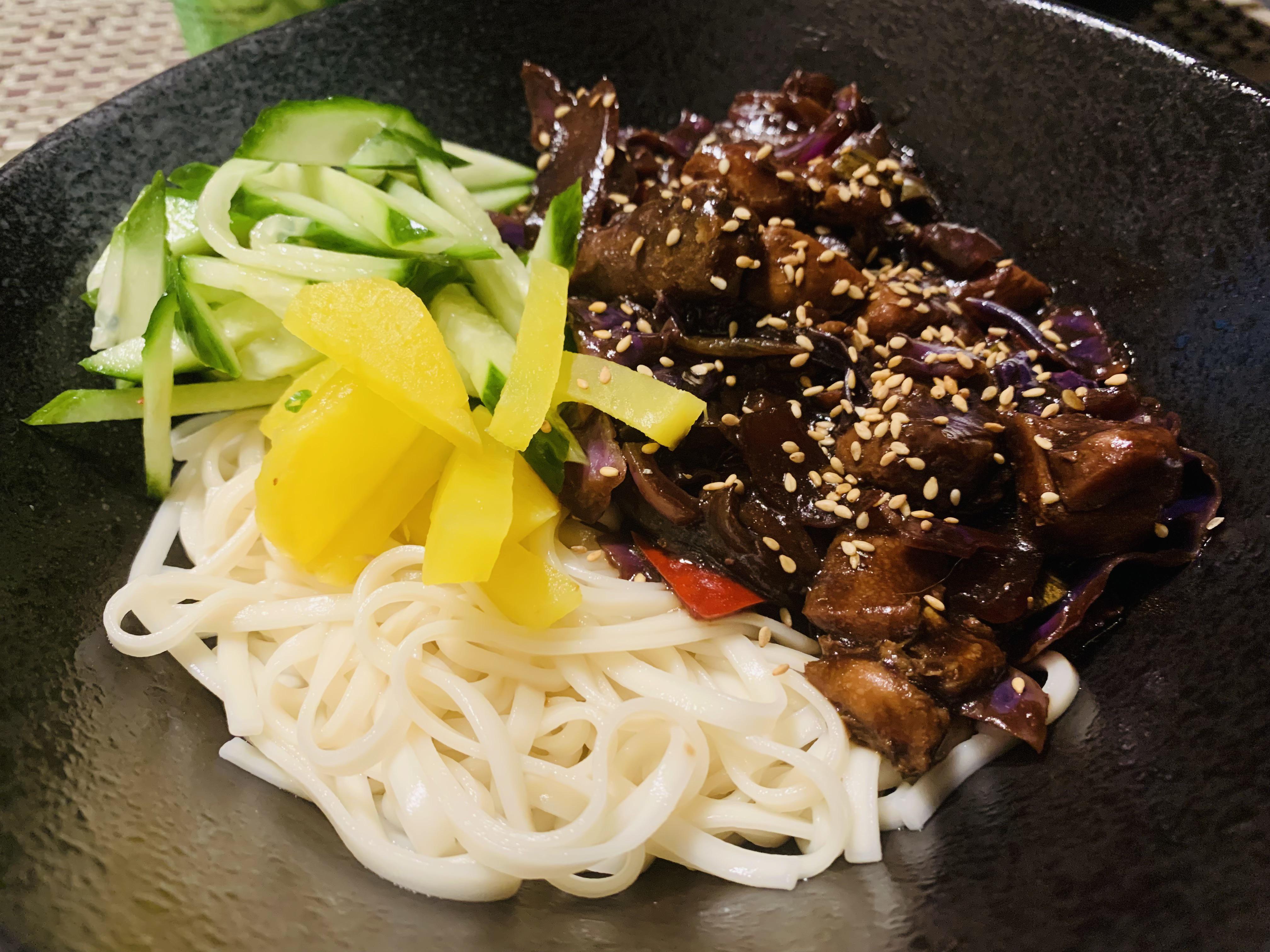 Jajangmyeong, Korean black bean noodles r/tonightsdinner