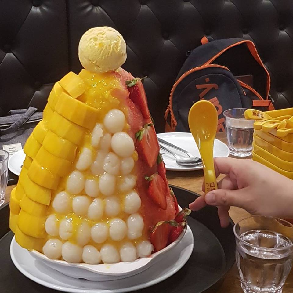 [I ate] Shaved ice with fruit overload, topped with delicious mango ice