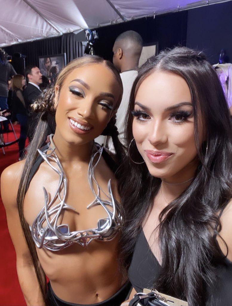 Sasha Banks with cosplayer Carly King : LadiesOfWrestling