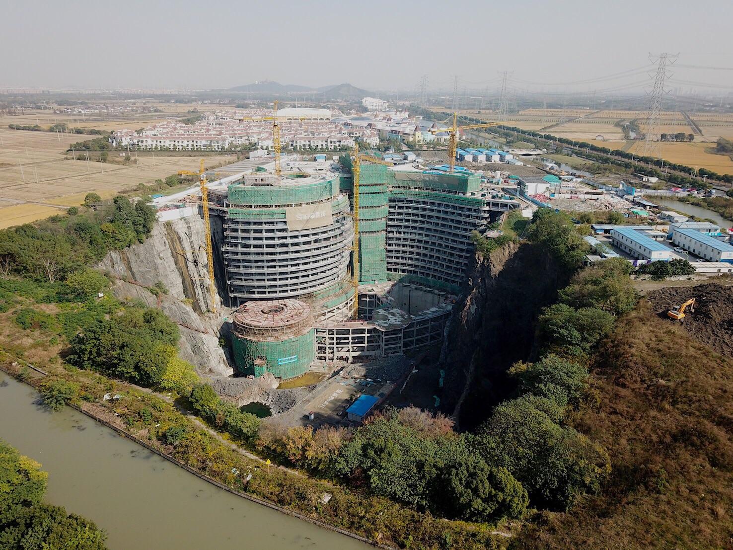 Chinese Luxury Hotel build into a Quarry r/InfrastructurePorn