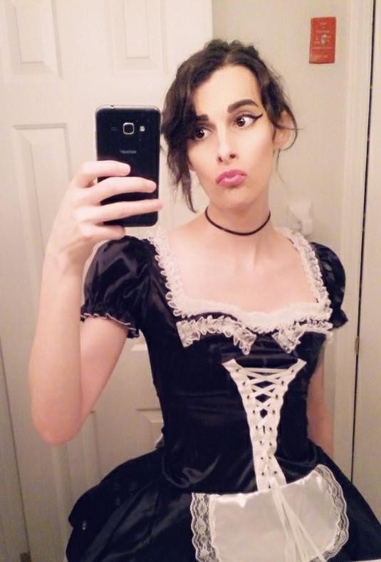 does anyone like femboy maids? >////////