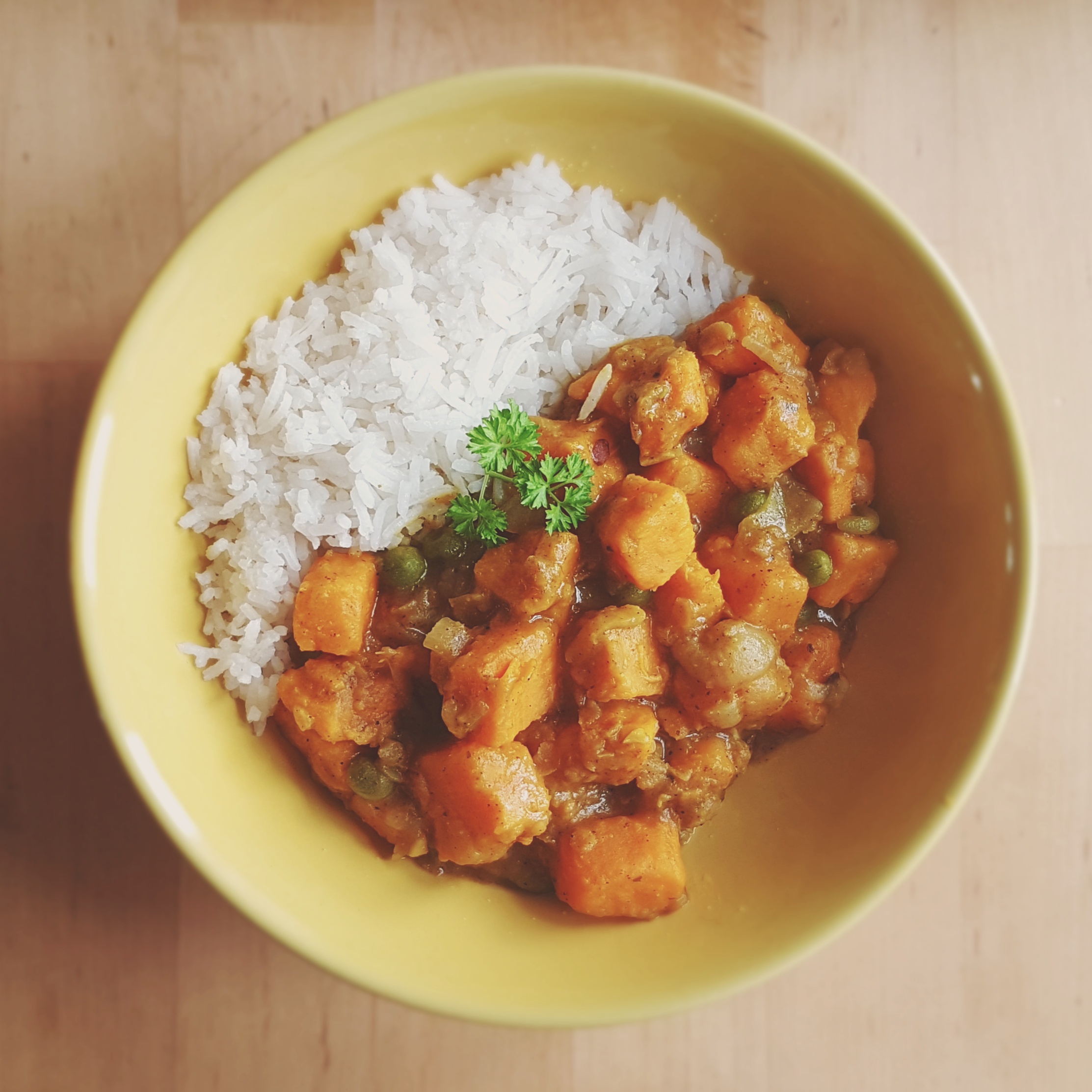 438 calories of yummy (Sweet potato, lentil and pea curry) r/1200isplenty