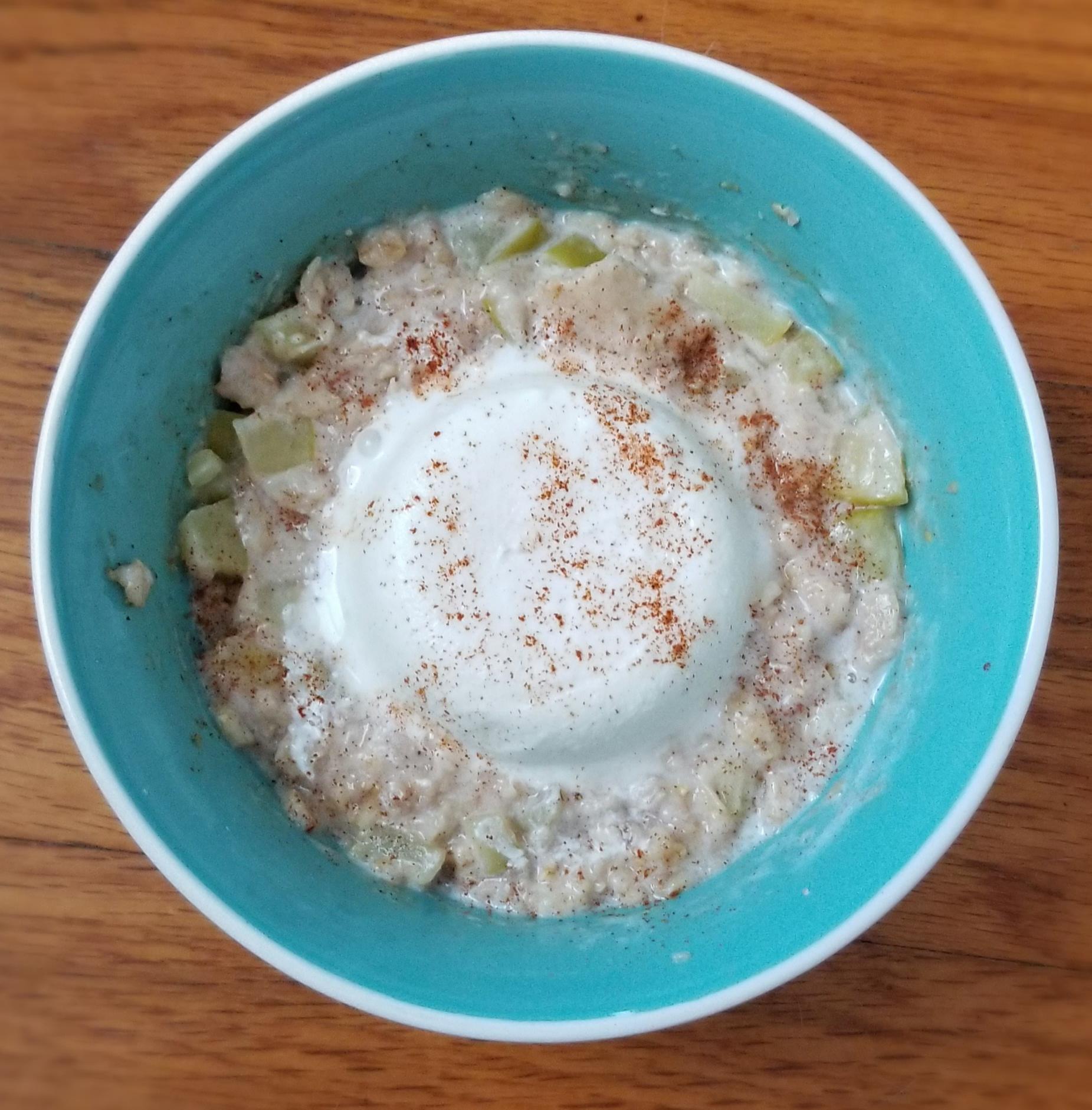 Caramel Apple Pie Oatmeal with Froyo "Ice Cream" r/1500isplenty