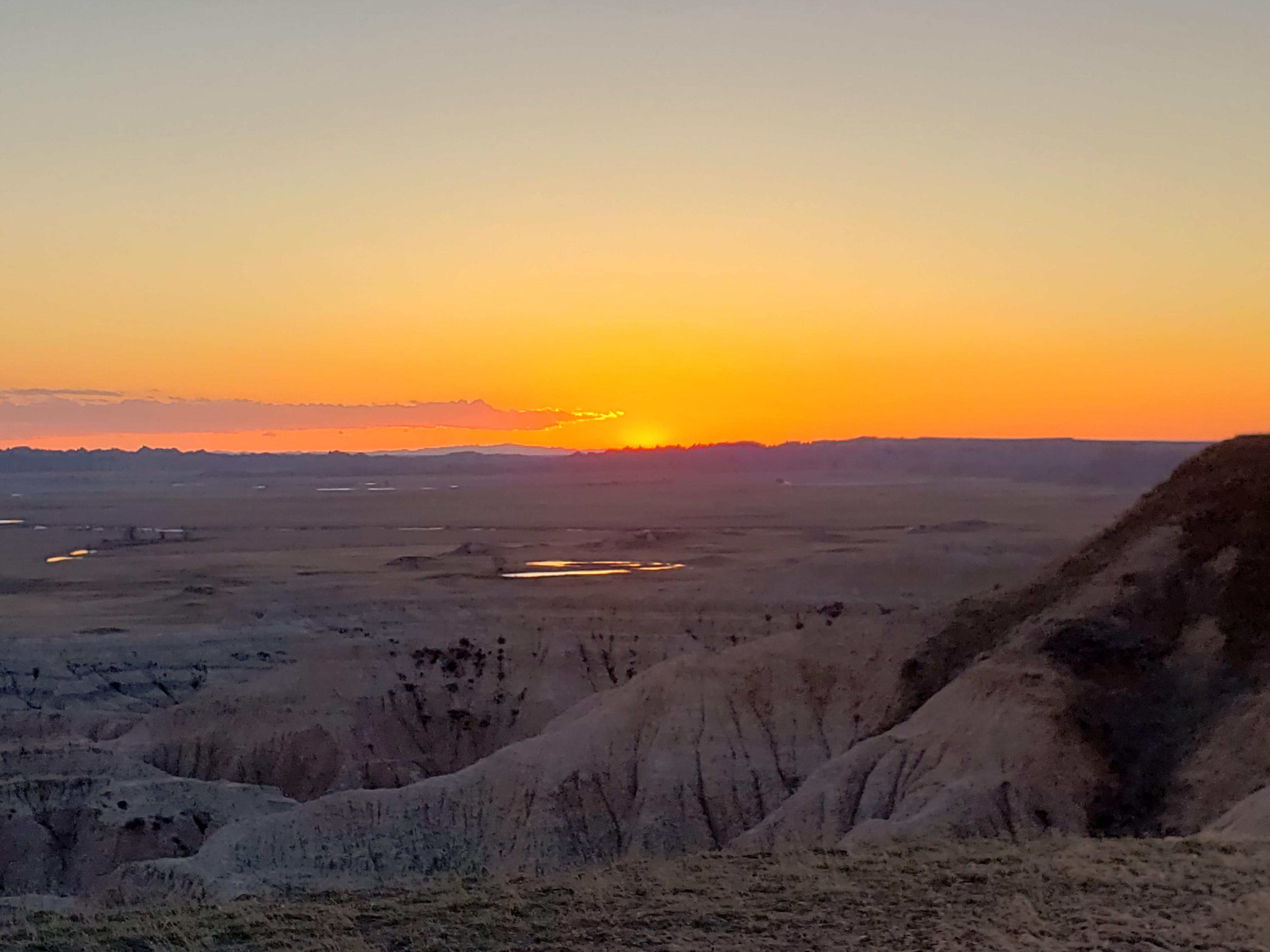 Sunset in The Badlands National Park, South Dakota, USA. r/pics