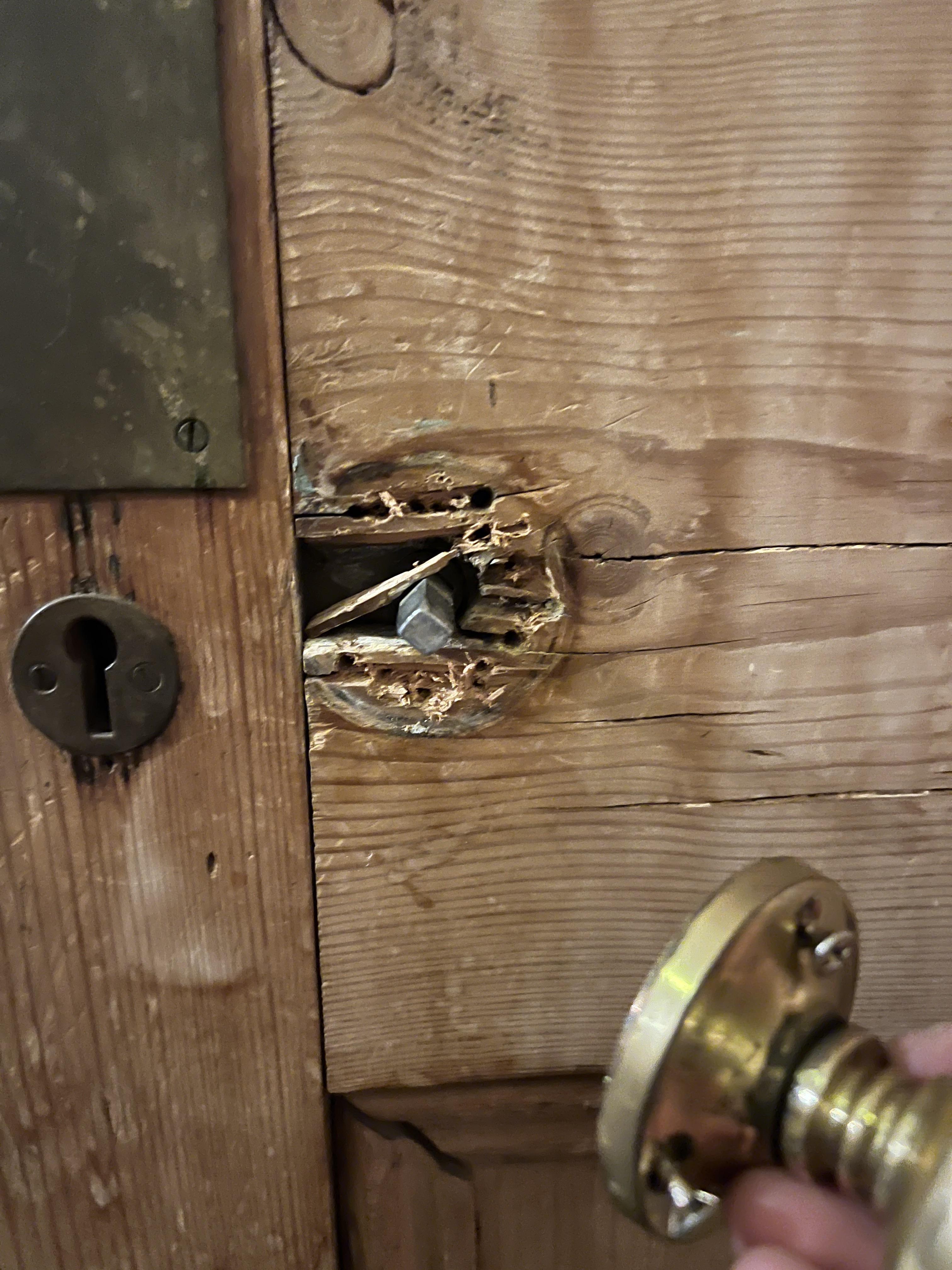 Door handle fell off, how to fix? r/DIYUK