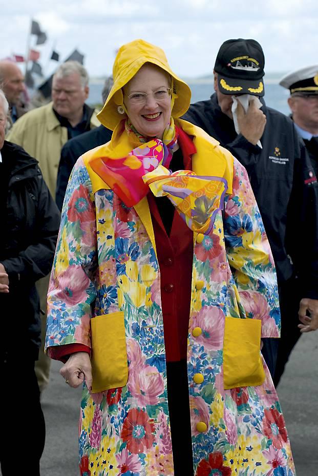 The Queen of Denmark in a Raincoat r/pics(03)