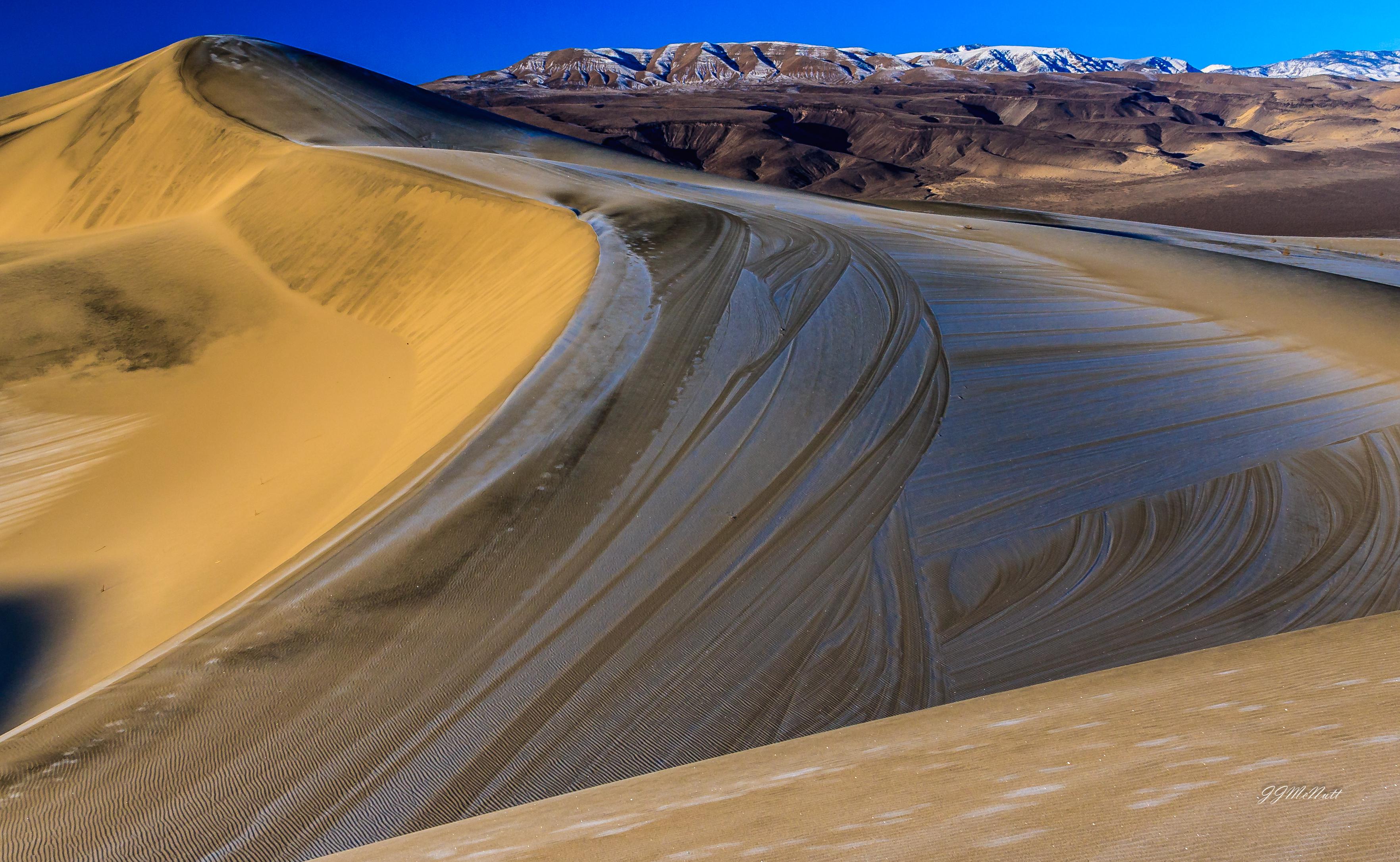 Frost on Eureka dunes, Death Valley National Park [OC] [3527x2171] r/EarthPorn