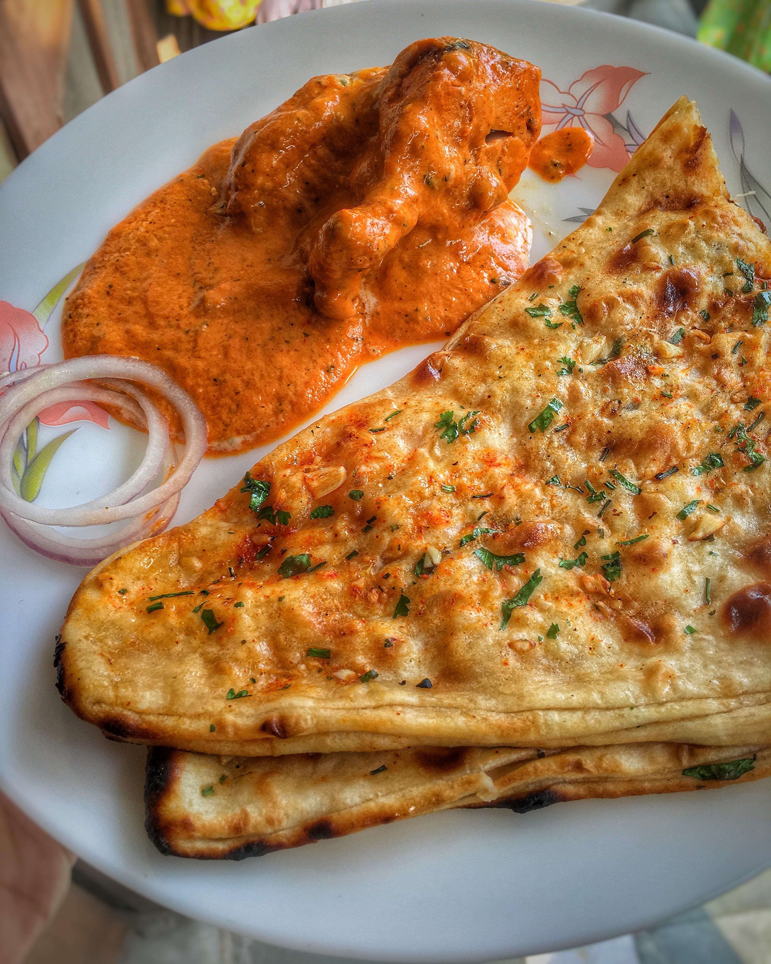Butter chicken and garlic naan [OC][1275X4350] r/FoodPorn