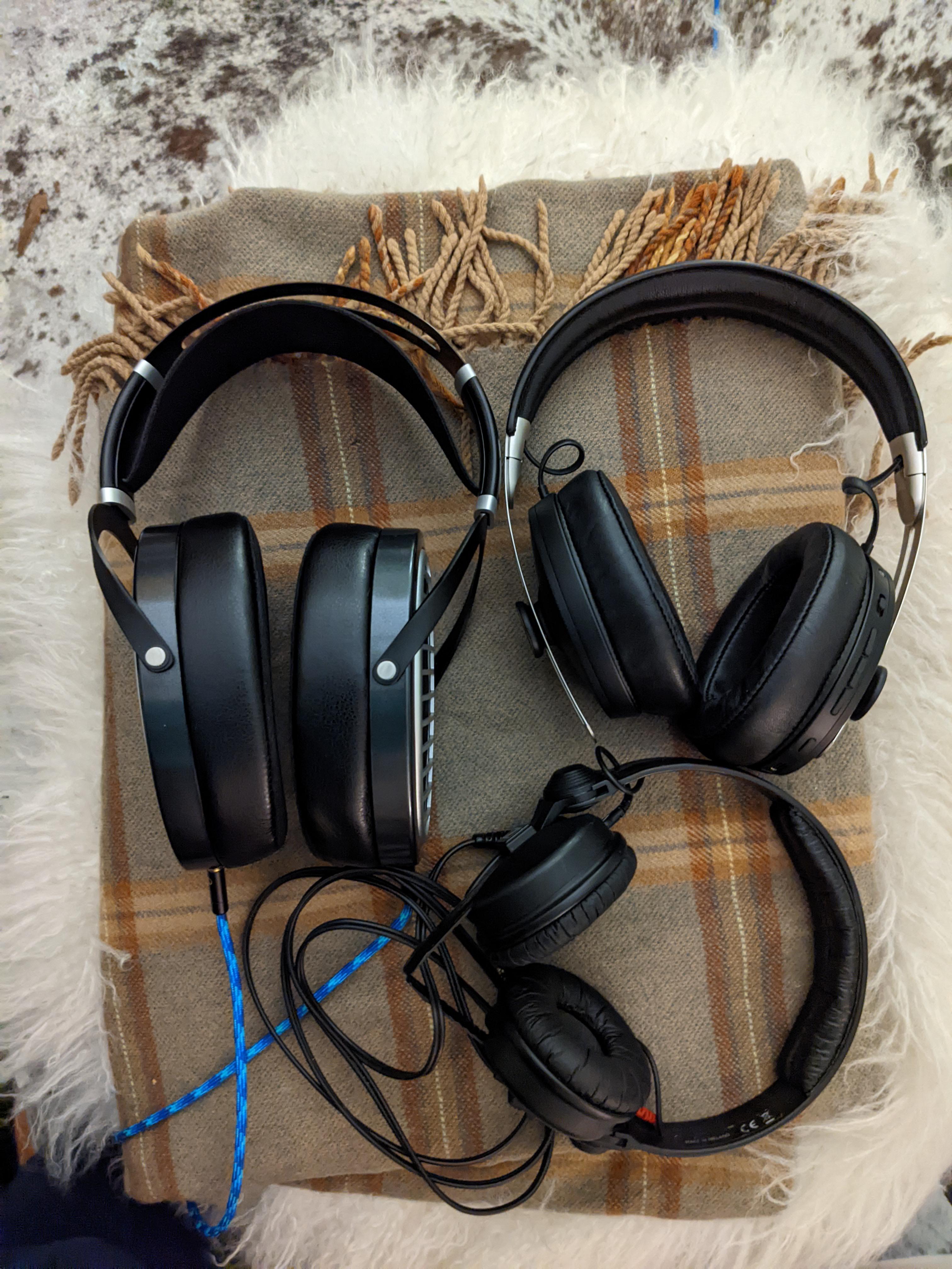 Size comparison DJ headphones Vs portable headphones Vs home