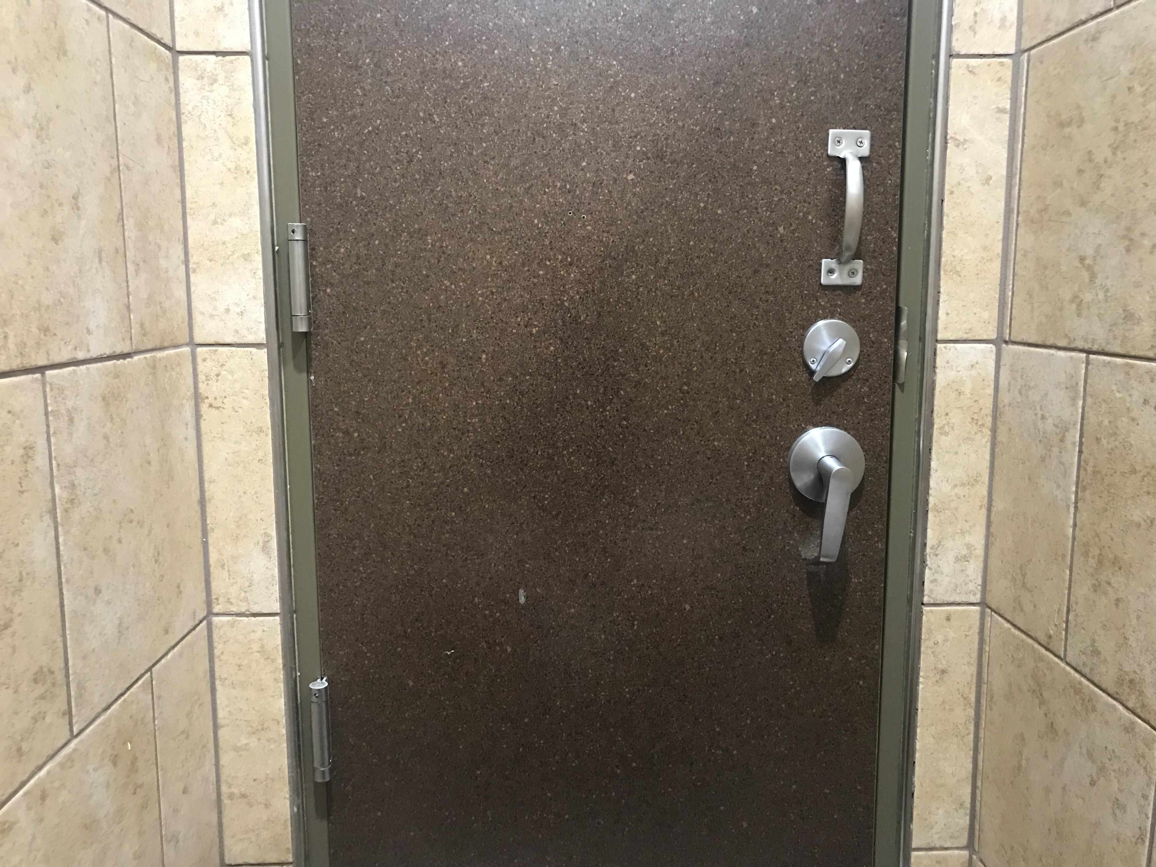 This bathroom stall has actual walls and no gap. r/pics
