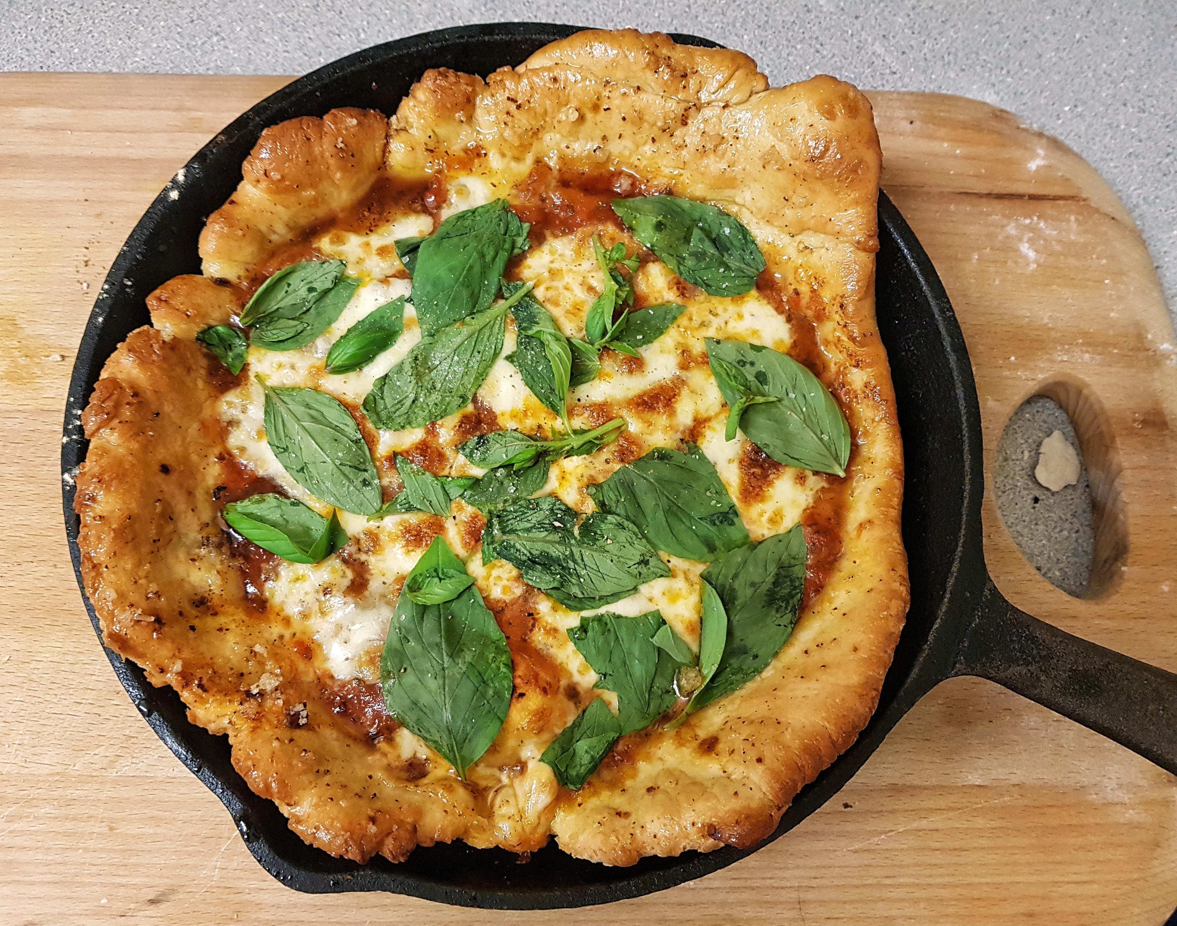 [Homemade] Cast iron pizza with mozzarella, basil and a honey, chilli