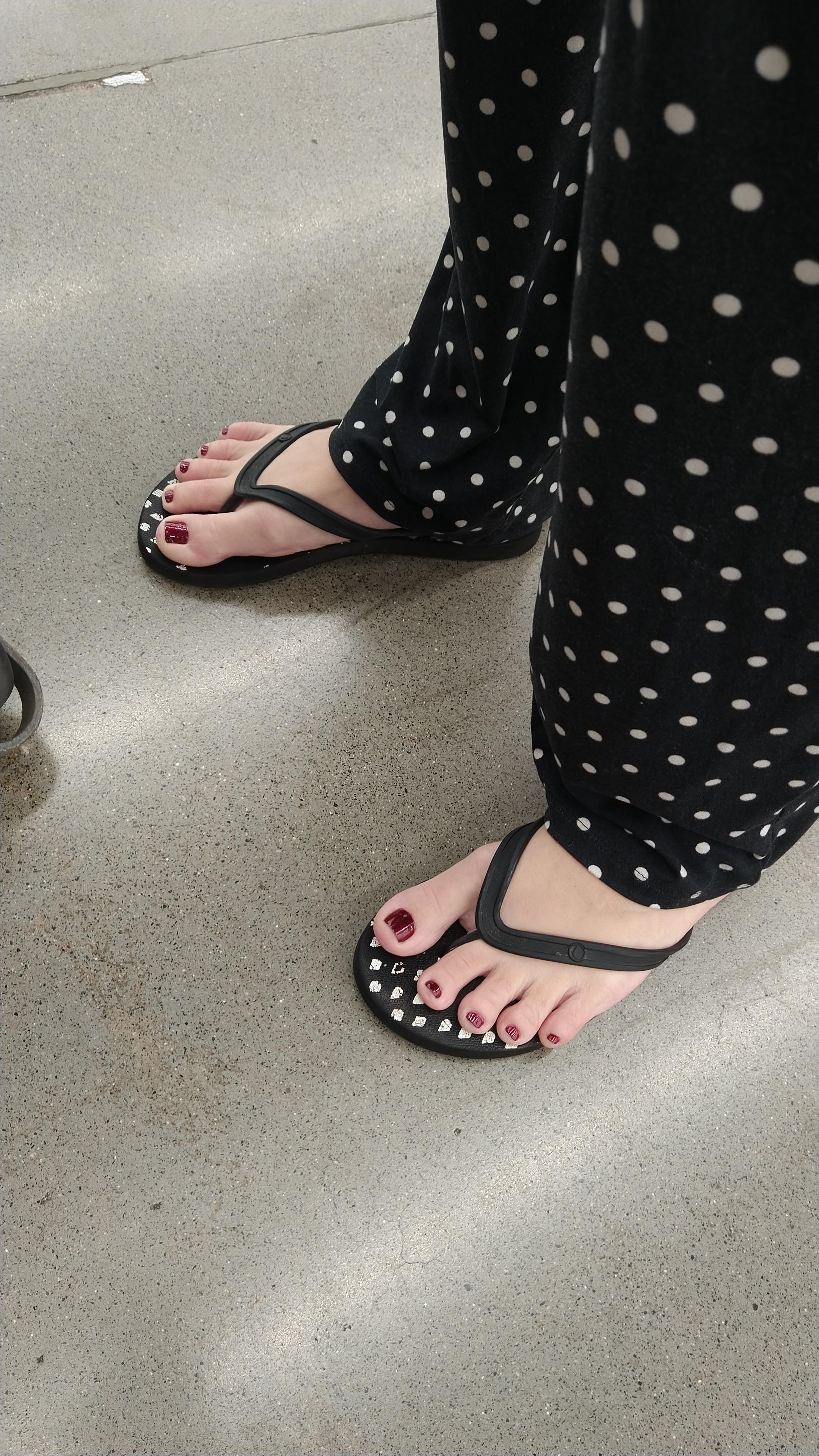 In line at a grocery store,do you notice? r/feet