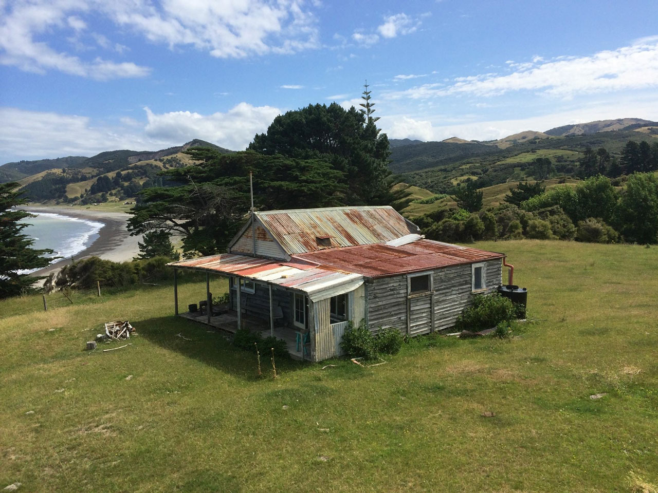 Oceanside offgrid homestead in New Zealand by Kawhia Chambers [1280 ×