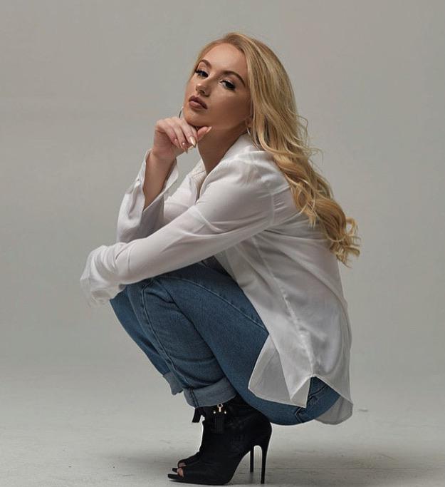 Hannah Joy Davis : AltBlonde