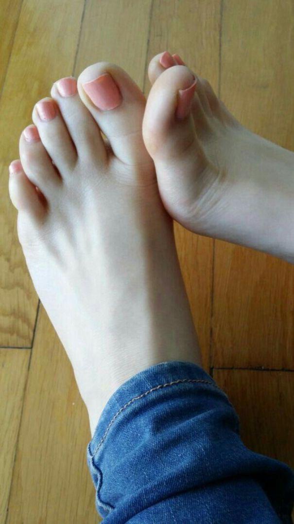 Pretty girls take off their shoes in college feetgirlspics