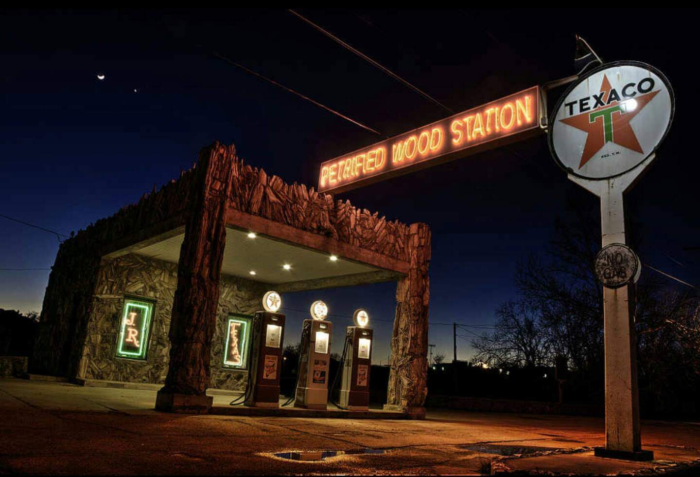 Petrified wood gas station in Decatur, Texas. r/pics