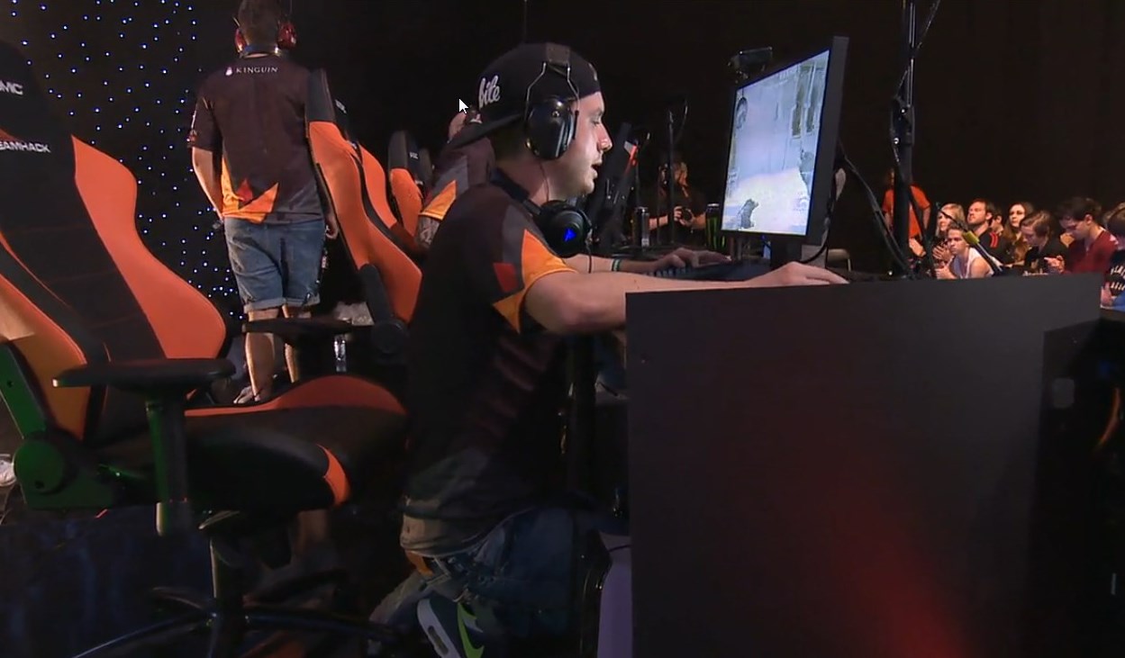 Who remembers Maikelele squatting on LAN because he tought the chair