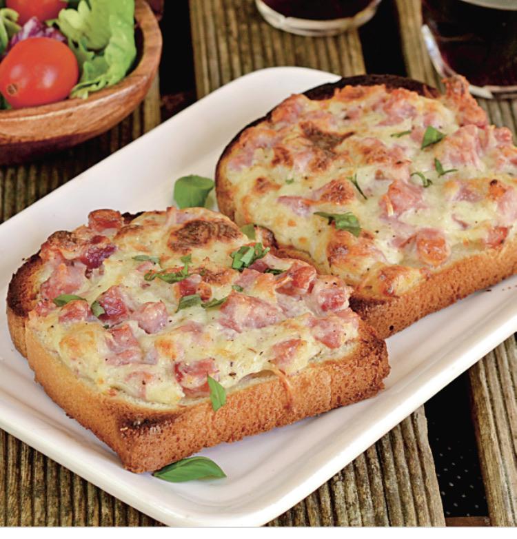 Sandwiches with cheese, ham, bell peppers and cooking cream, cooked in