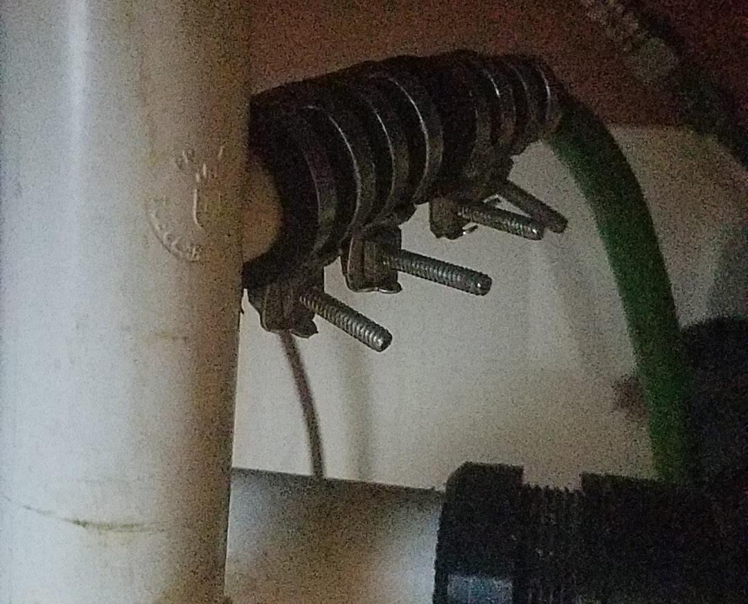 Garden hose under sink r/Whatisthis