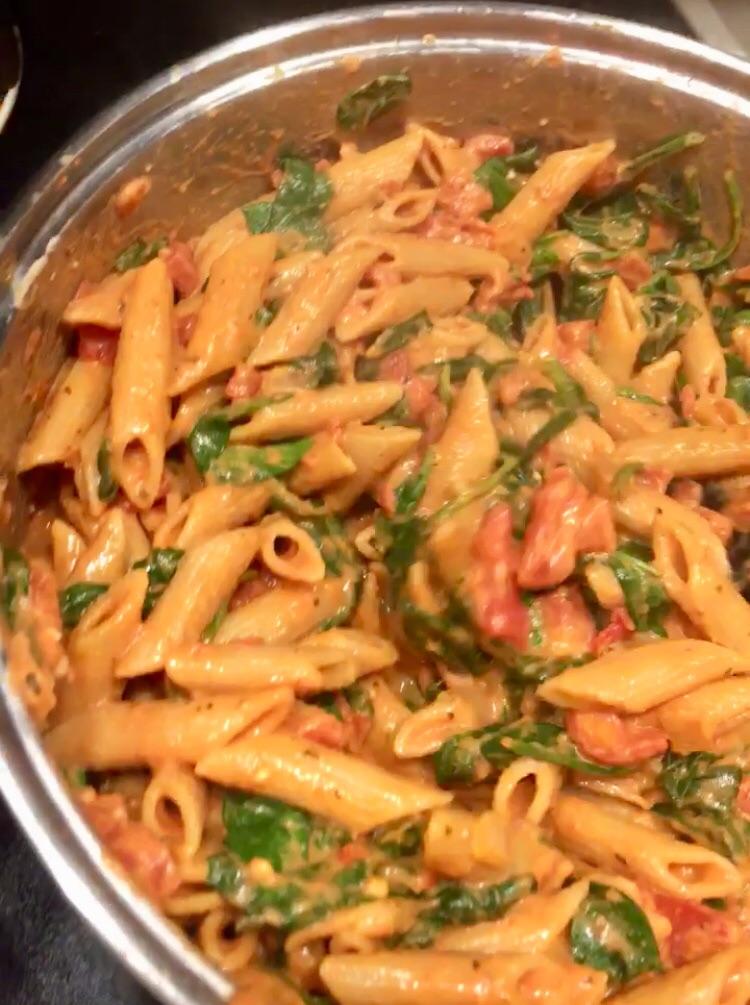 [Homemade] Creamy Tomato and Spinach Pasta r/food