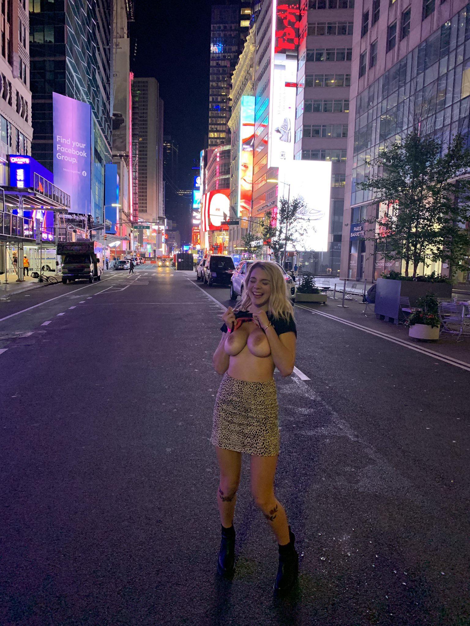 Gabbie on NYC street : FlashingAndFlaunting