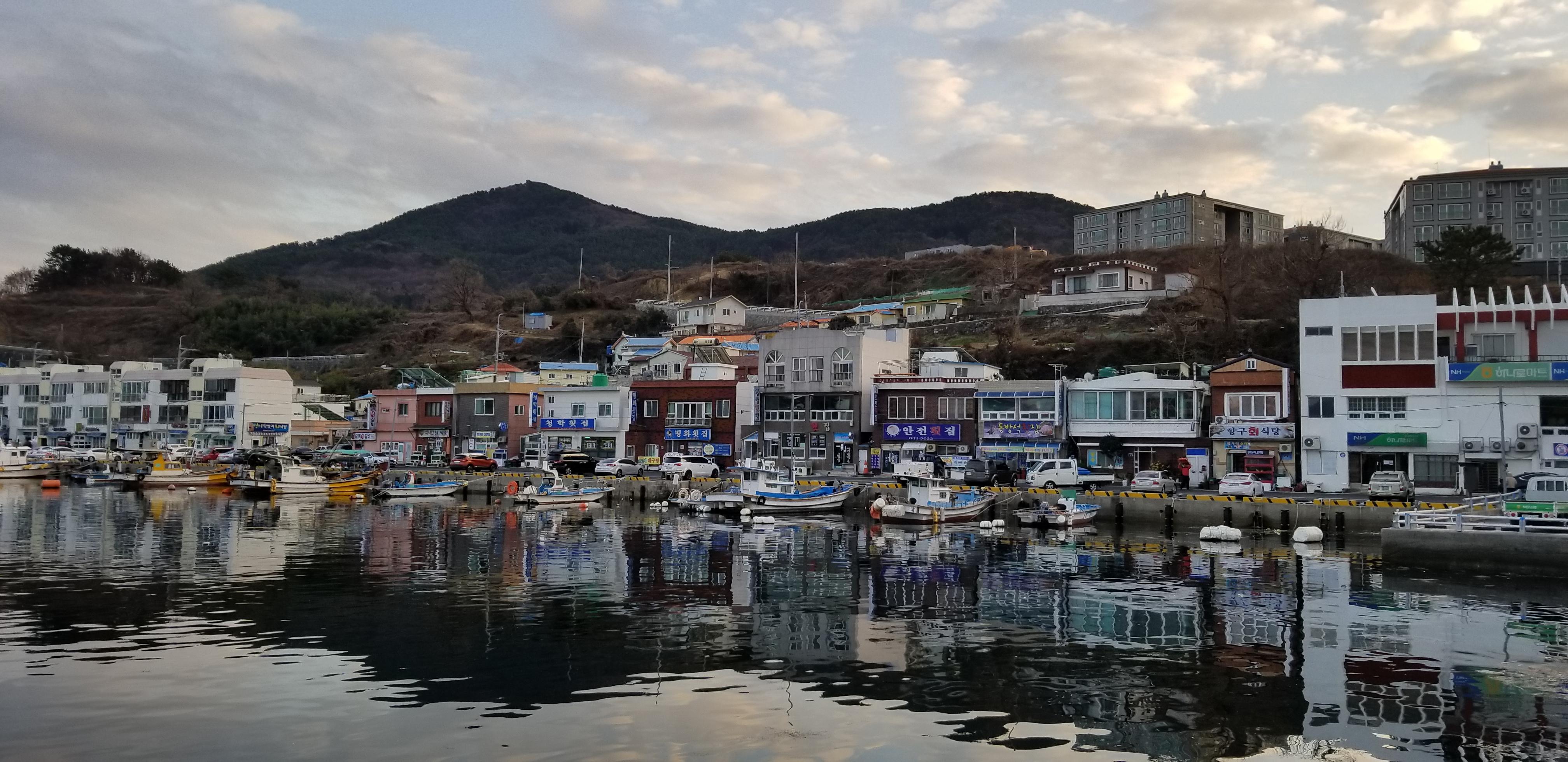 A colorful fishing village on the island of Geoje, South Korea r/travel