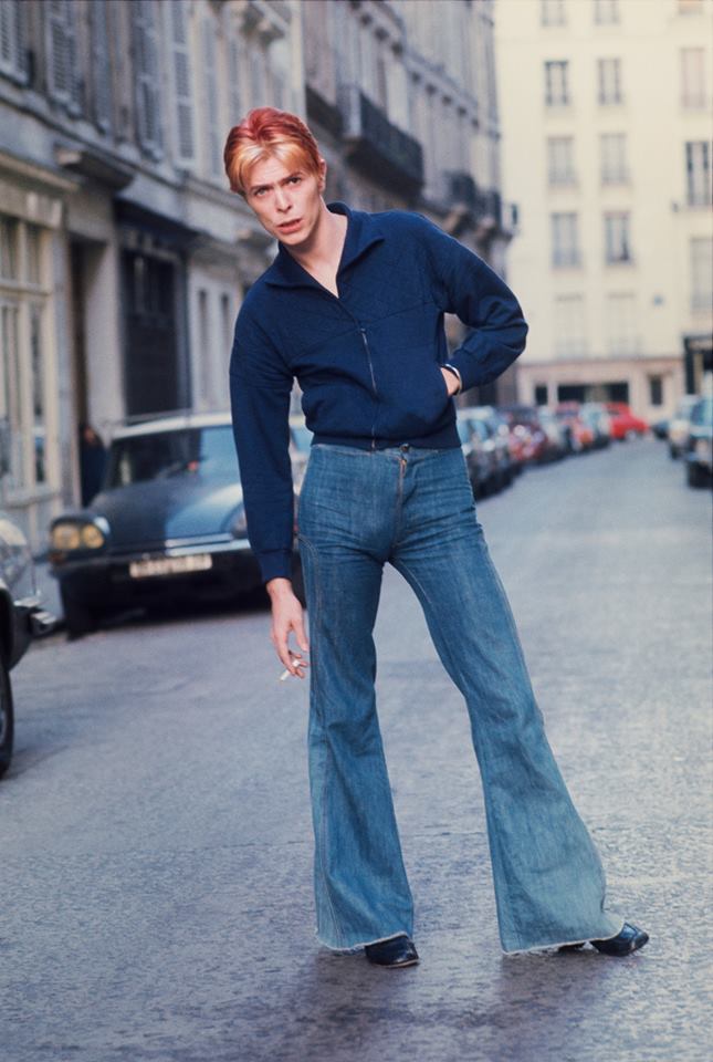 David Bowie outside L’Hotel in the left bank, Paris, 1976 r/OldSchoolCool