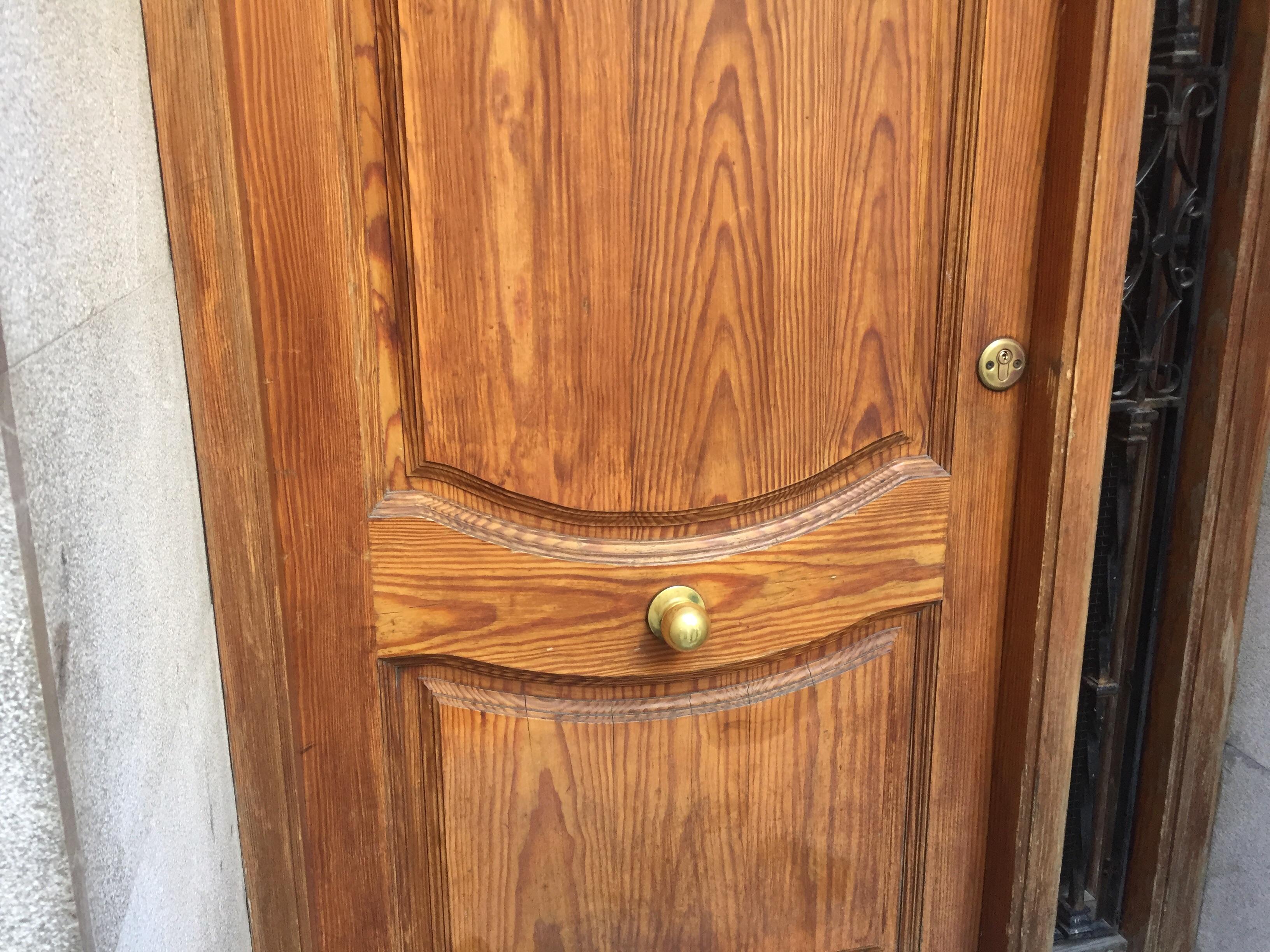 Door knob in the middle r/CrappyDesign