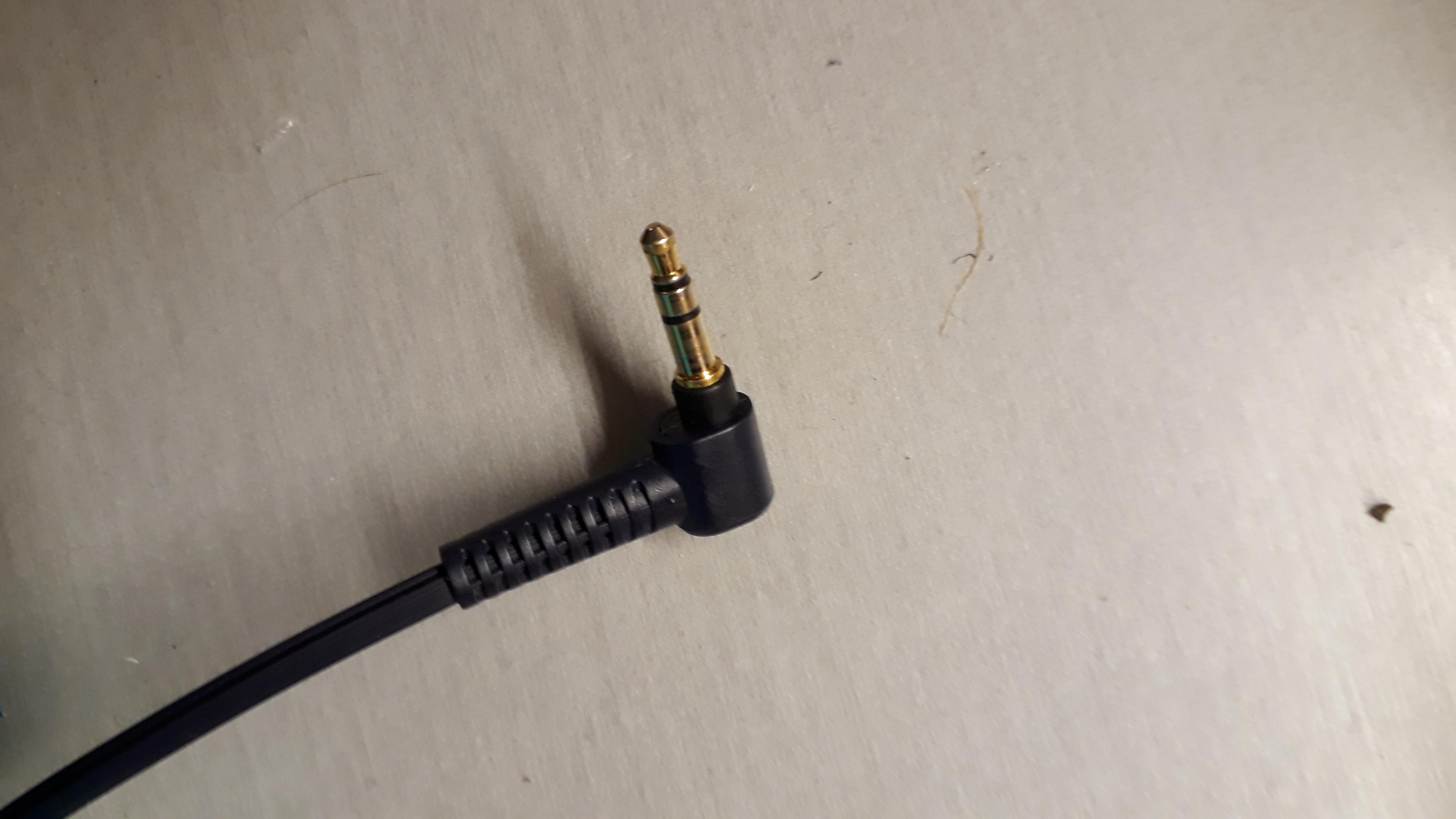This is a 3.5mm headphone jack : r/mildlyuninteresting