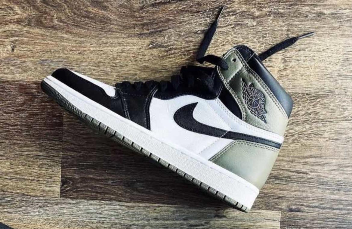Can someone please help identify these air Jordan 1s? r/airjordans