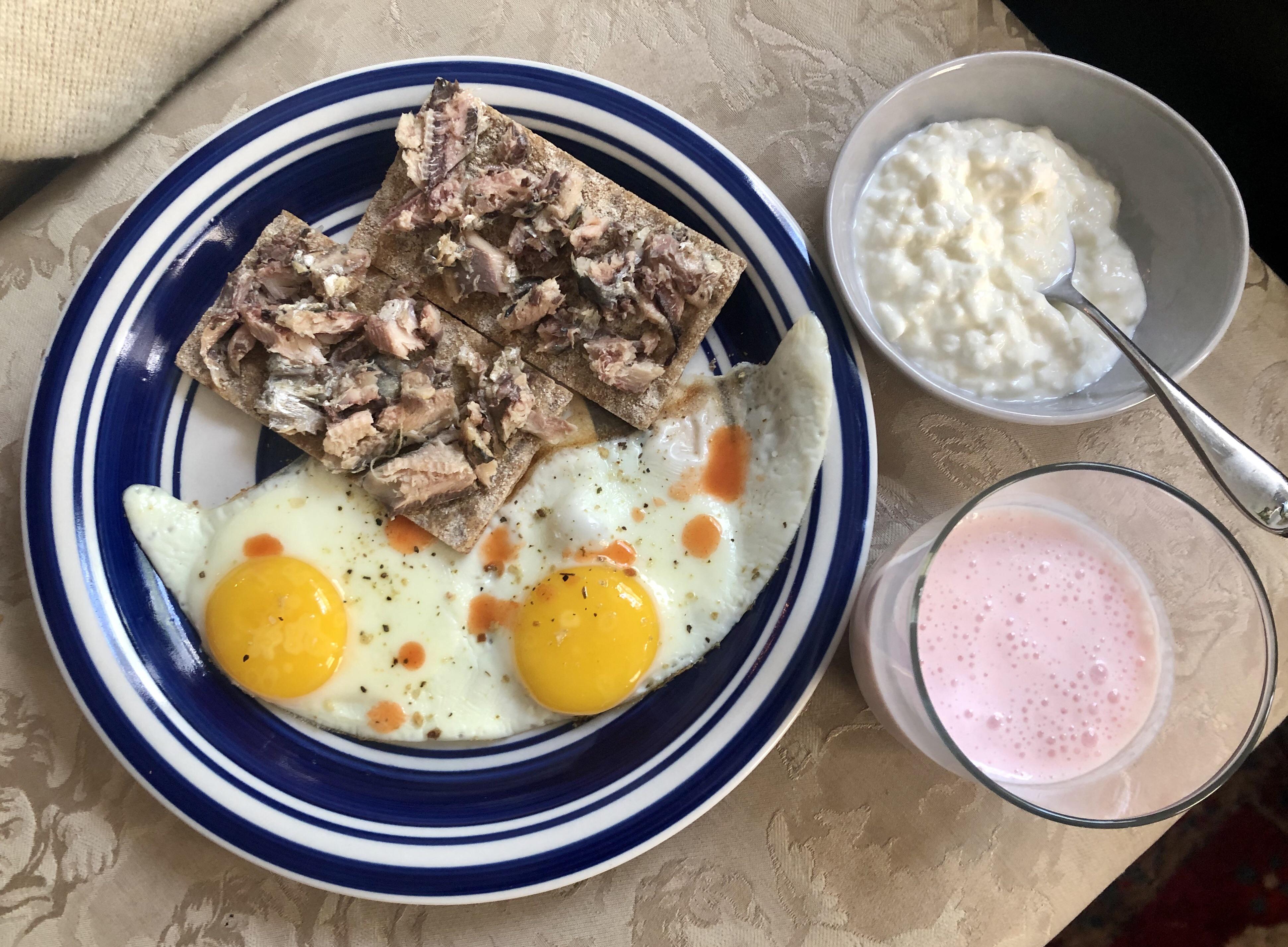 My lunch decided to try sardines, 553 calories with 47 grams protein