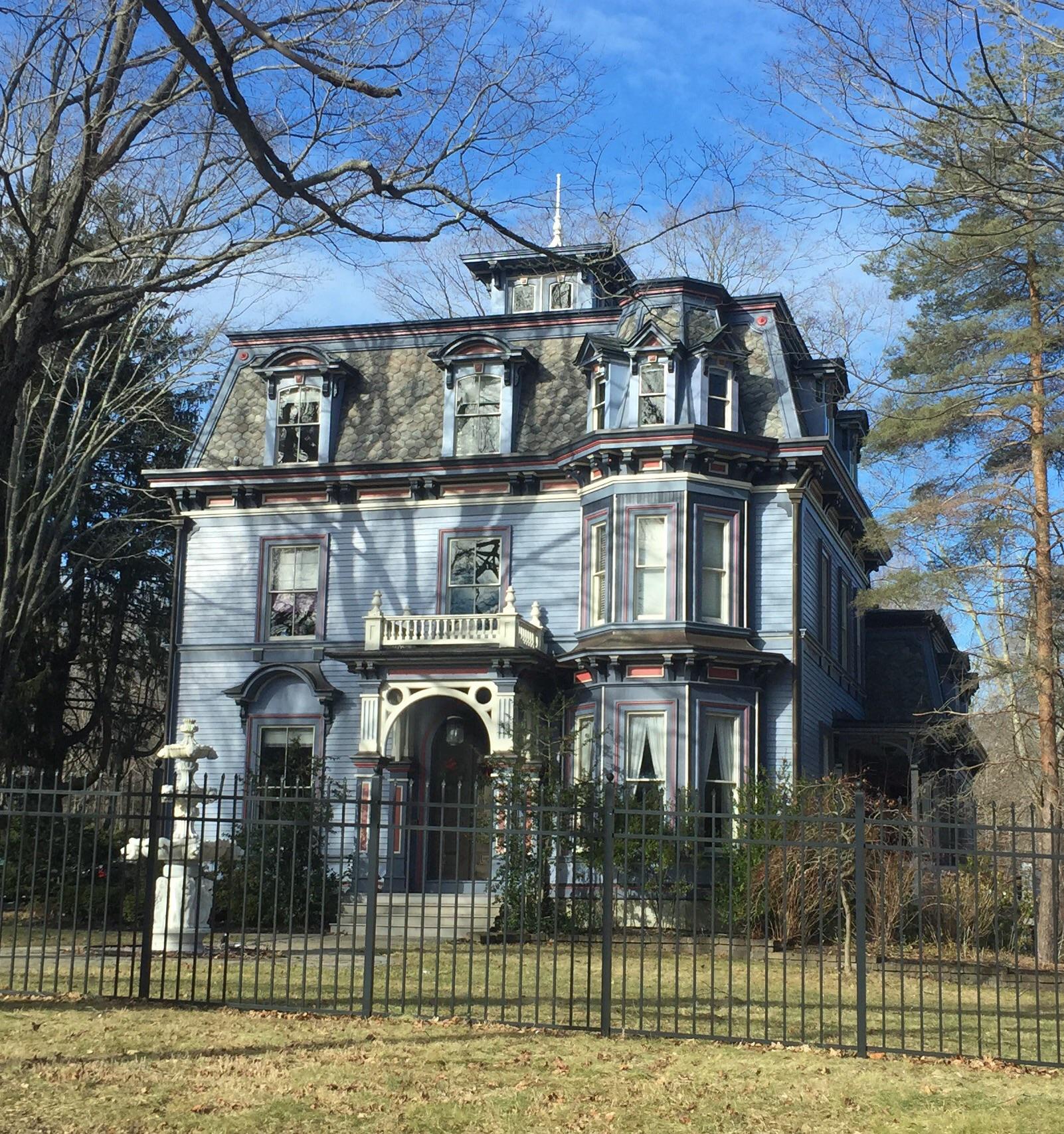 Lovely blue house I saw in East Hampton r/Connecticut