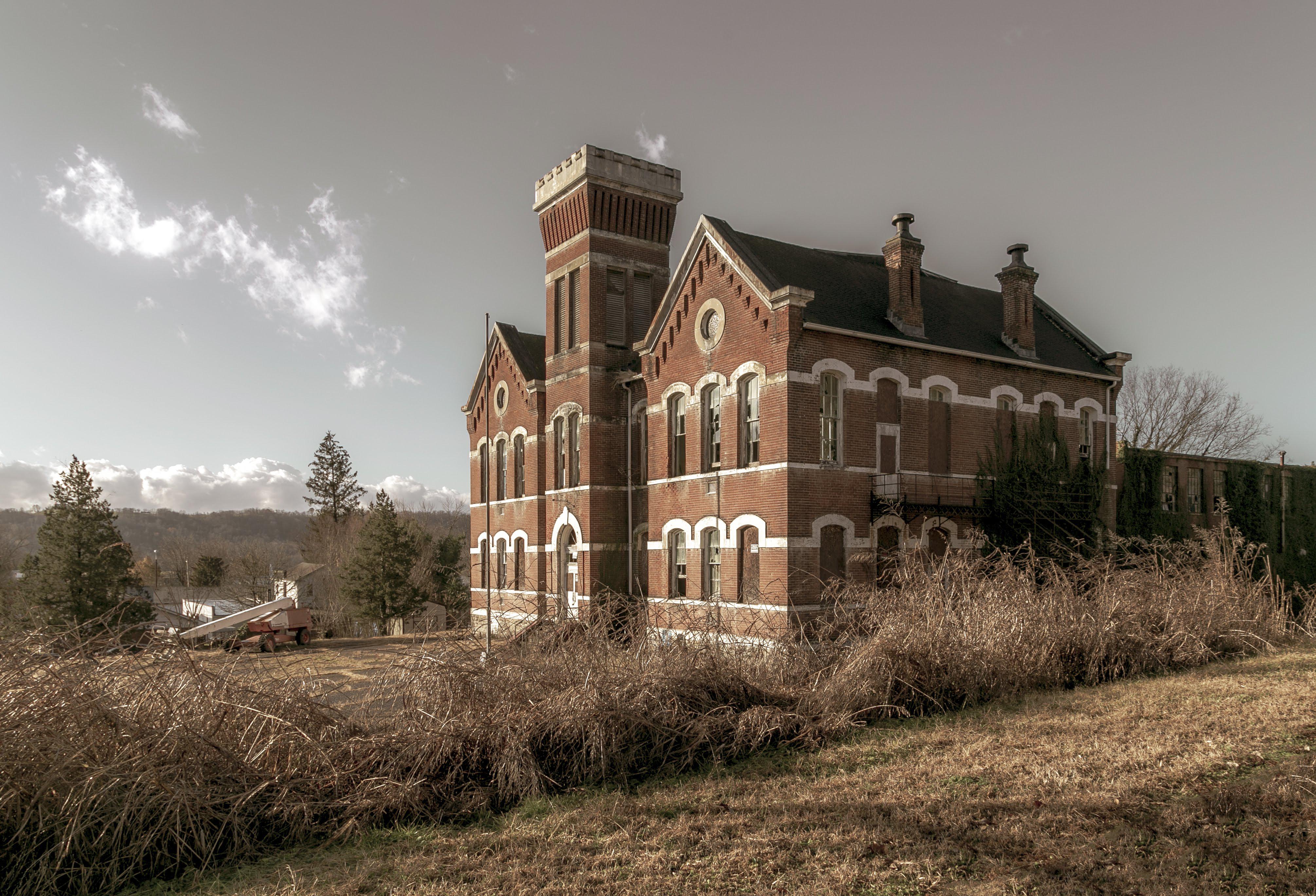Abandoned School in Higginsport, Ohio [OC] [OS] r/AbandonedPorn