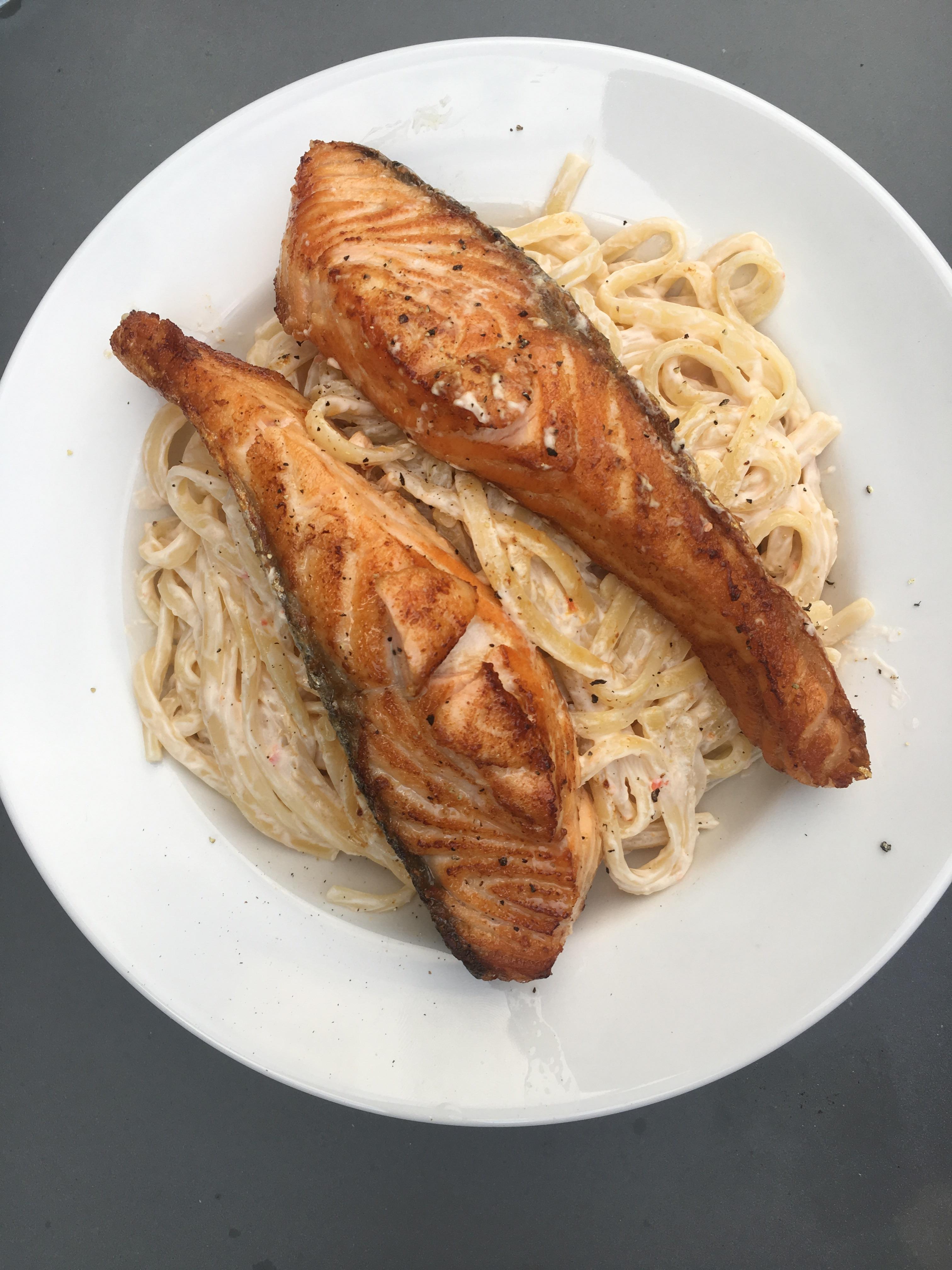 [Homemade] Pan fried salmon with chilli and cream cheese linguini r/food