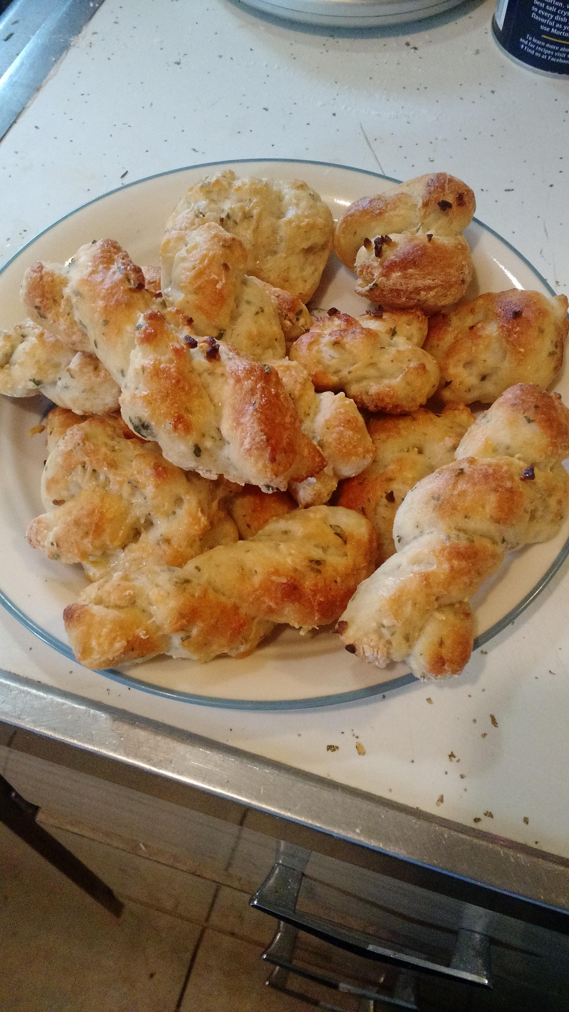 Garlic knots, only 50 calories each! Compliments of Skinnytaste website