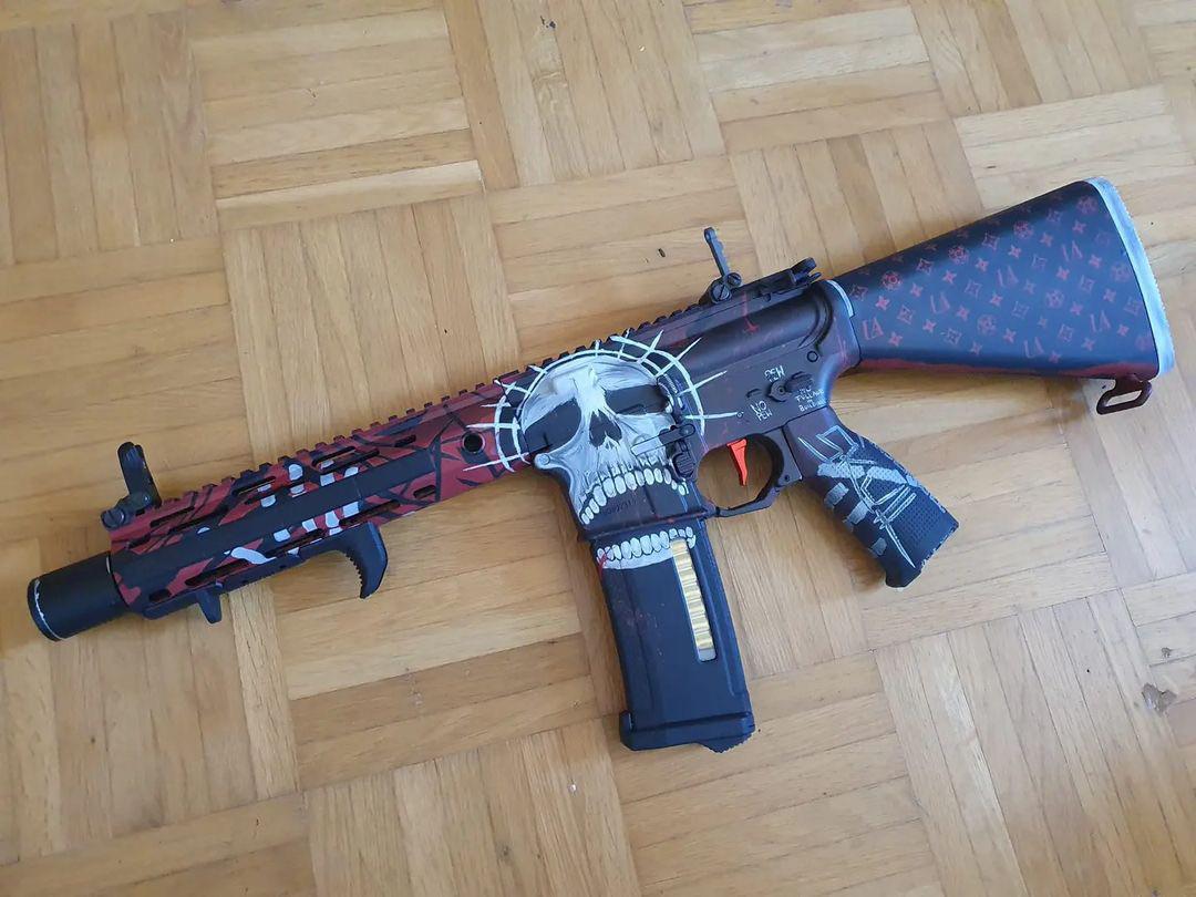 M4 custom build with handmade paintjob “the skull” r/airsoft