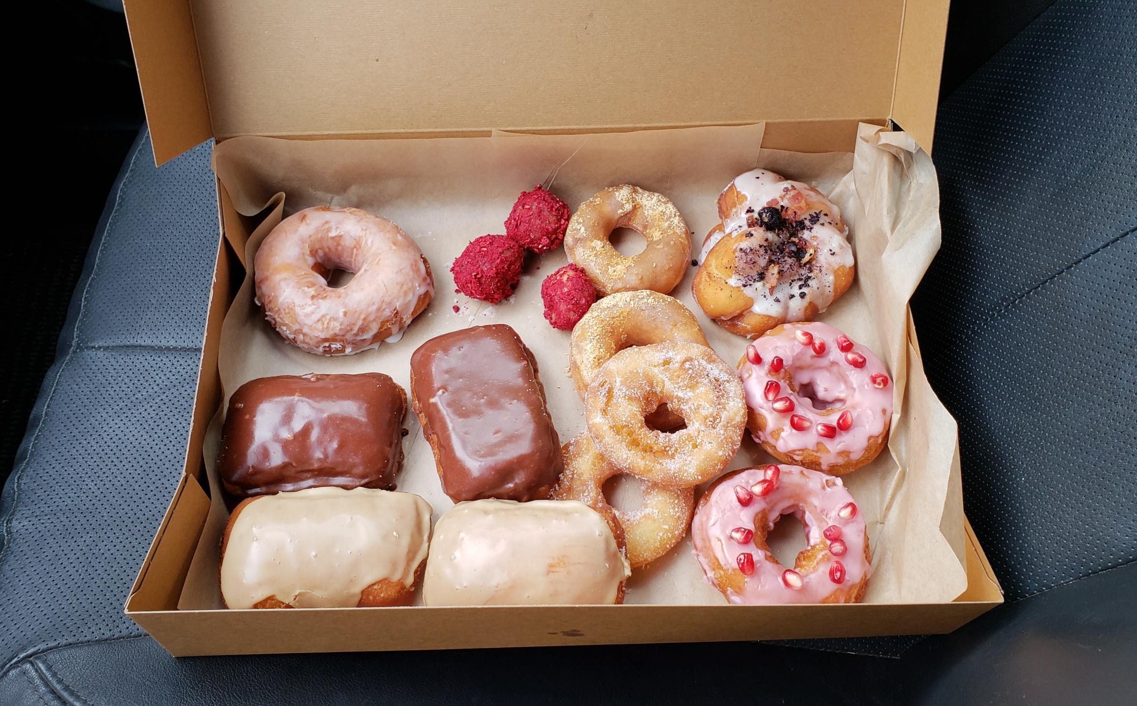"Raised Doughnuts" in Central District; holy deliciousness. 🍩🍩🍩 r