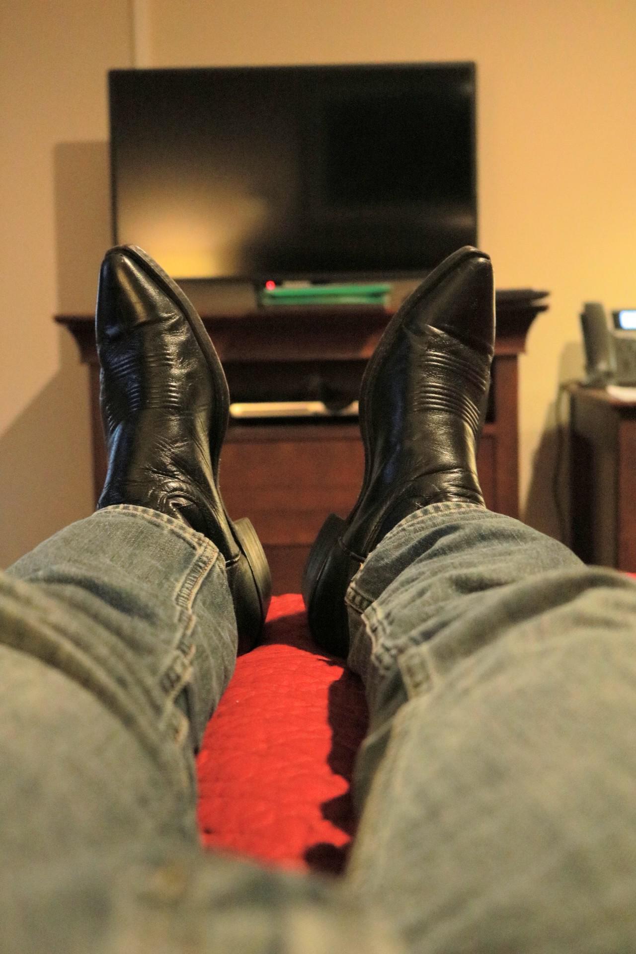 I miss Montana already. Sitting in my bed wearing black cowboy boots in